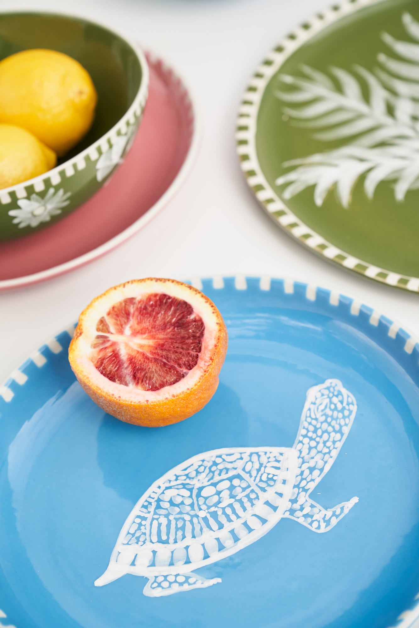 Hand Painted Pineapple Dinner Plate - Tropical Fruit Design Ceramic Plate for Dining, Kitchen, and Party Decor - Perfect for Summer BBQs, Beach Themed Parties, and Home Decor