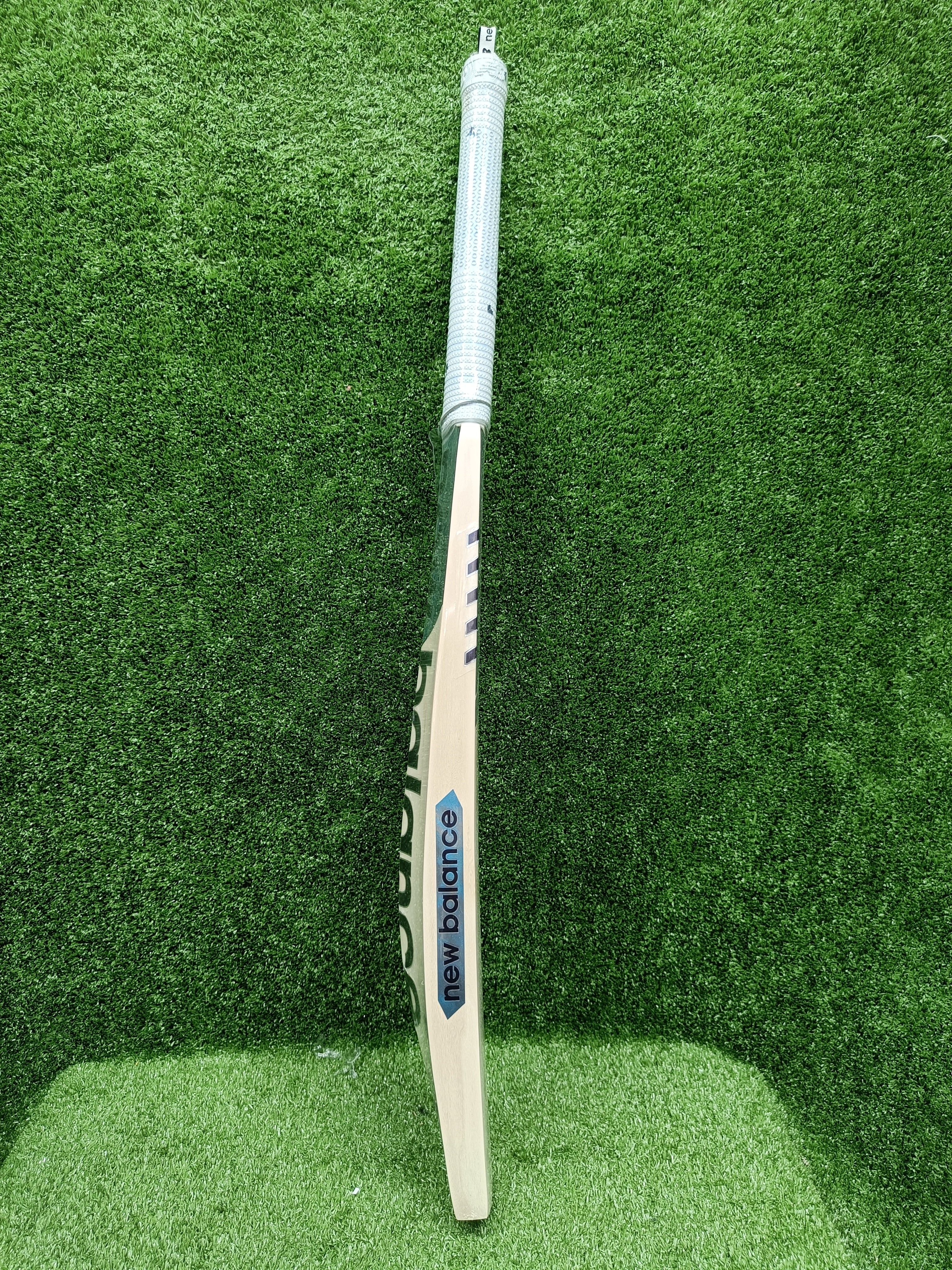 NB DC 1040 English Willow Cricket Bat - Premium Grade Cricket Equipment for Professional Players - Perfect for Matches, Training & Practice Sessions