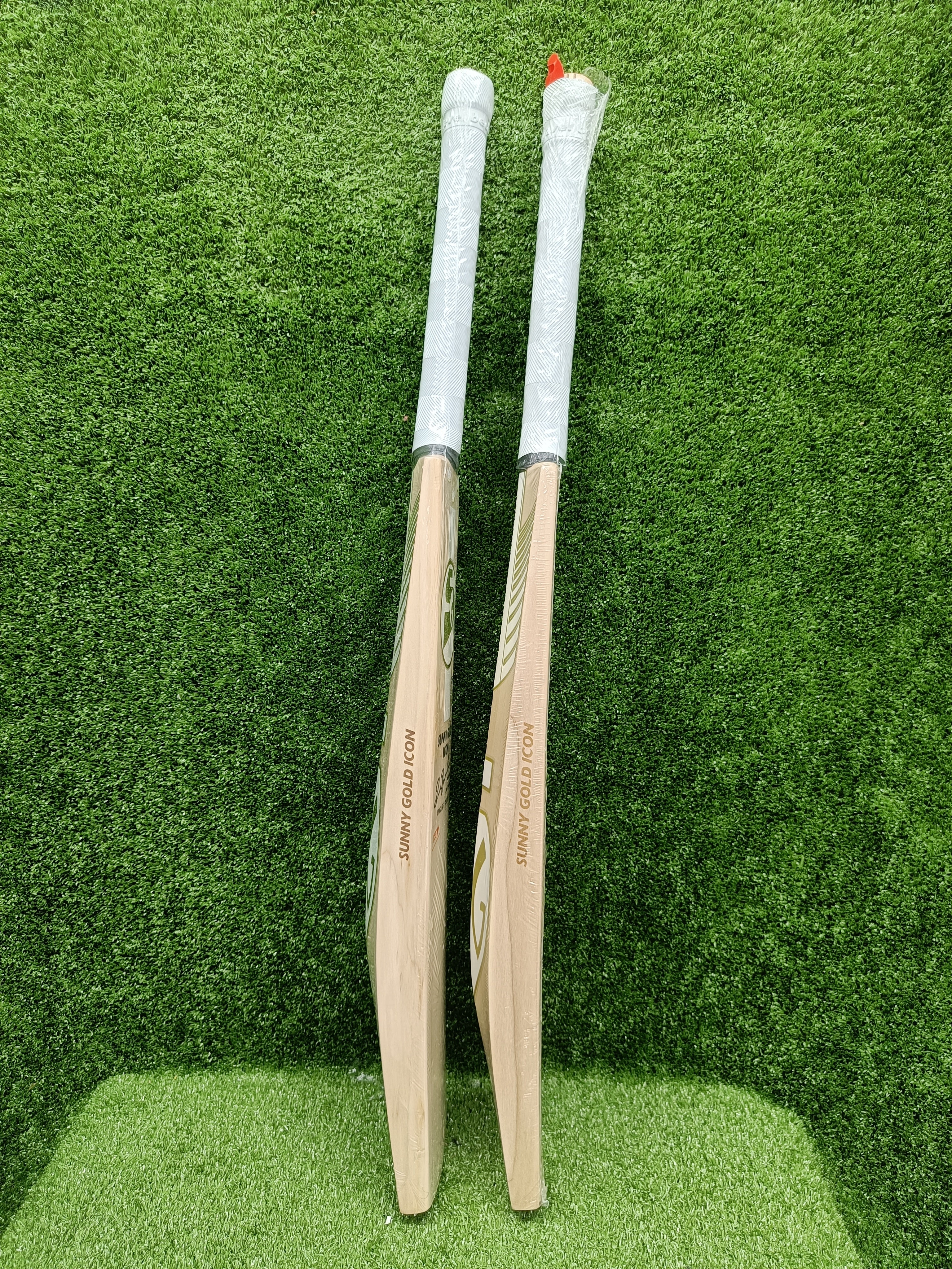 SG Sunny Gold Icon English Willow Cricket Bat - Premium Grade for Professional Players - Perfect for Matches, Training & Practice Sessions