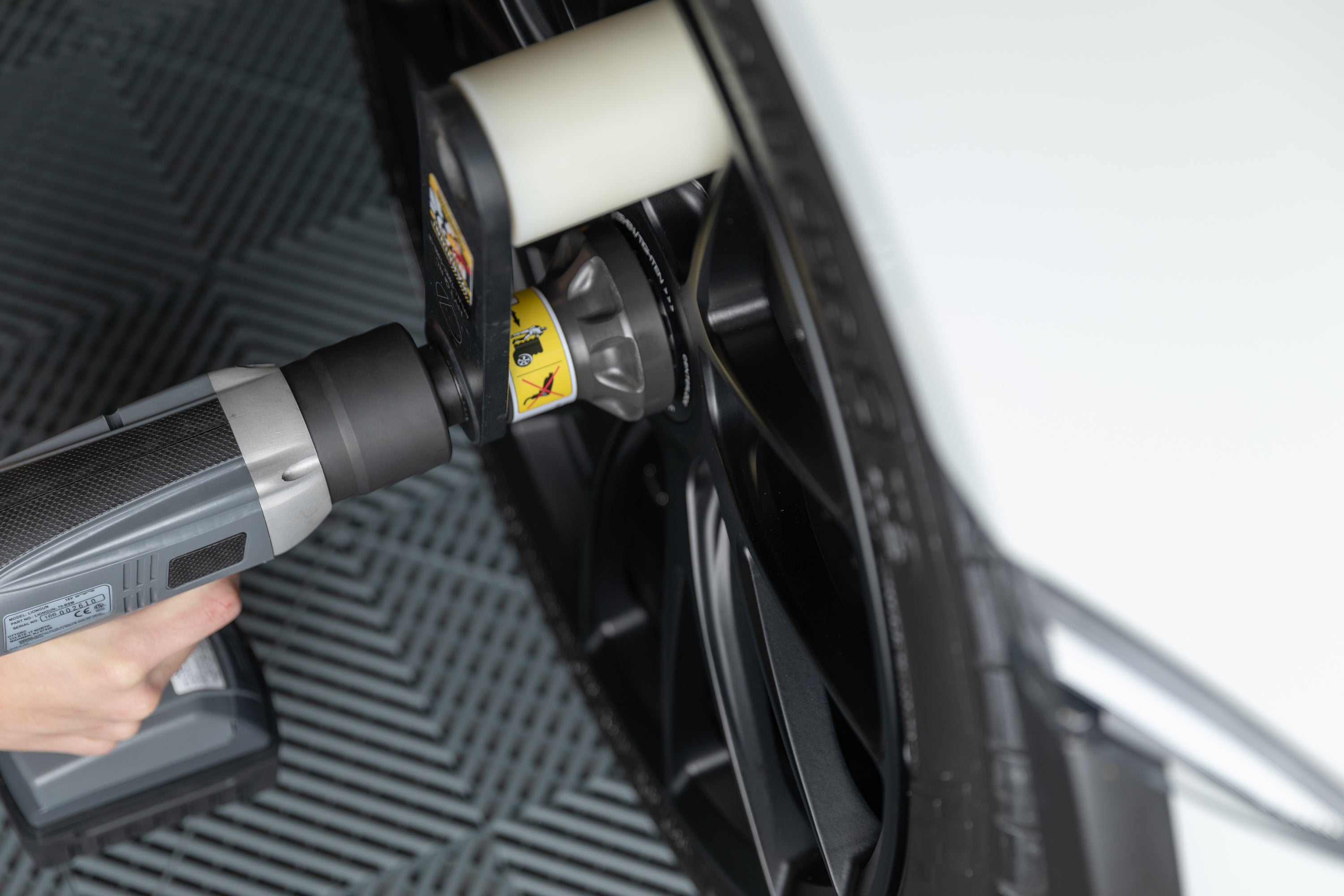 HYTORC Center Lock Torque Gun - High Precision Torque Wrench for Automotive & Industrial Use - Perfect for Wheel Installation, Machinery Maintenance & Construction Projects
