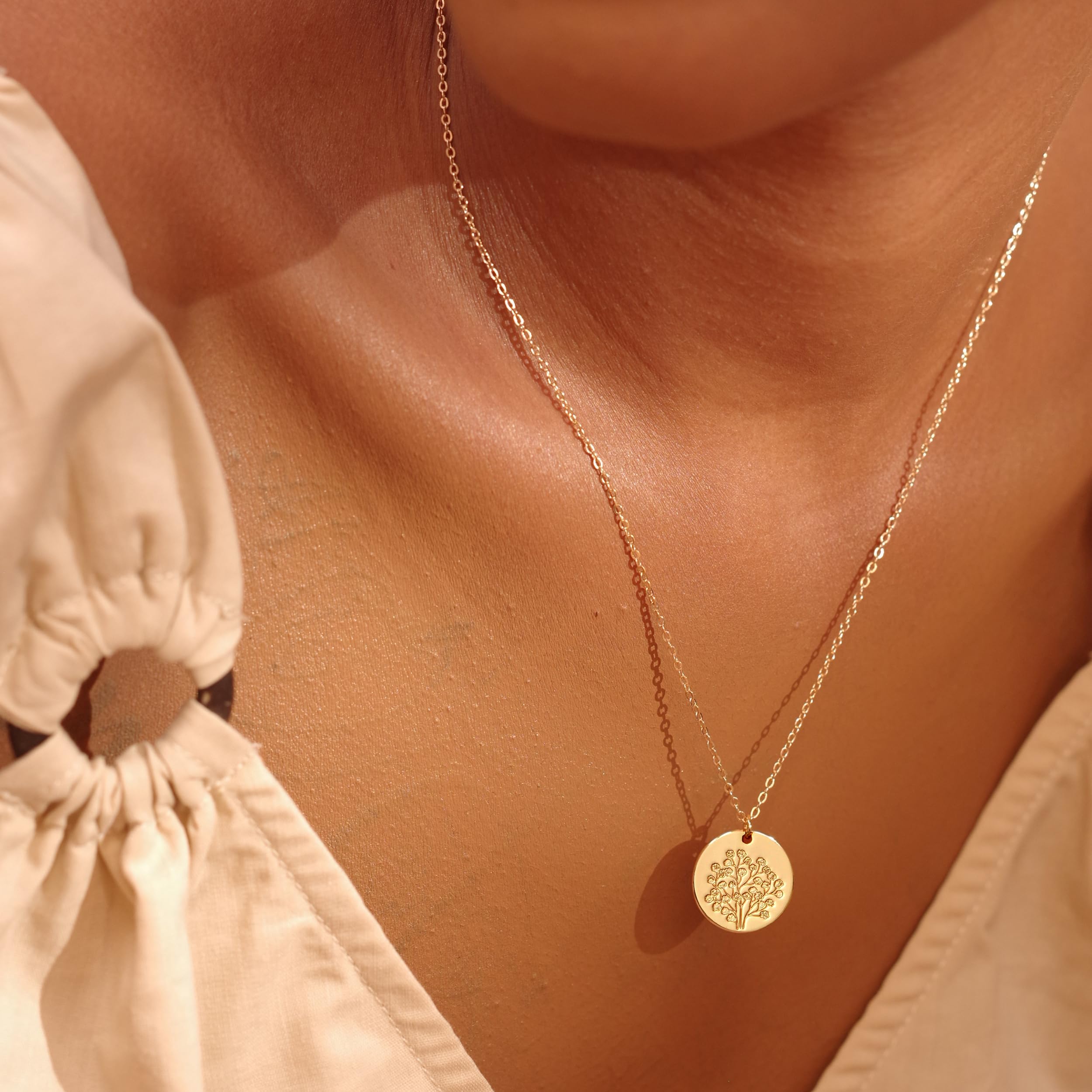 Fettero Women's Gold Coin Necklace - Custom Engraved Round Disc Pendant Chain, Dainty & Trendy Jewelry for Everyday Wear, Gifts & Special Occasions