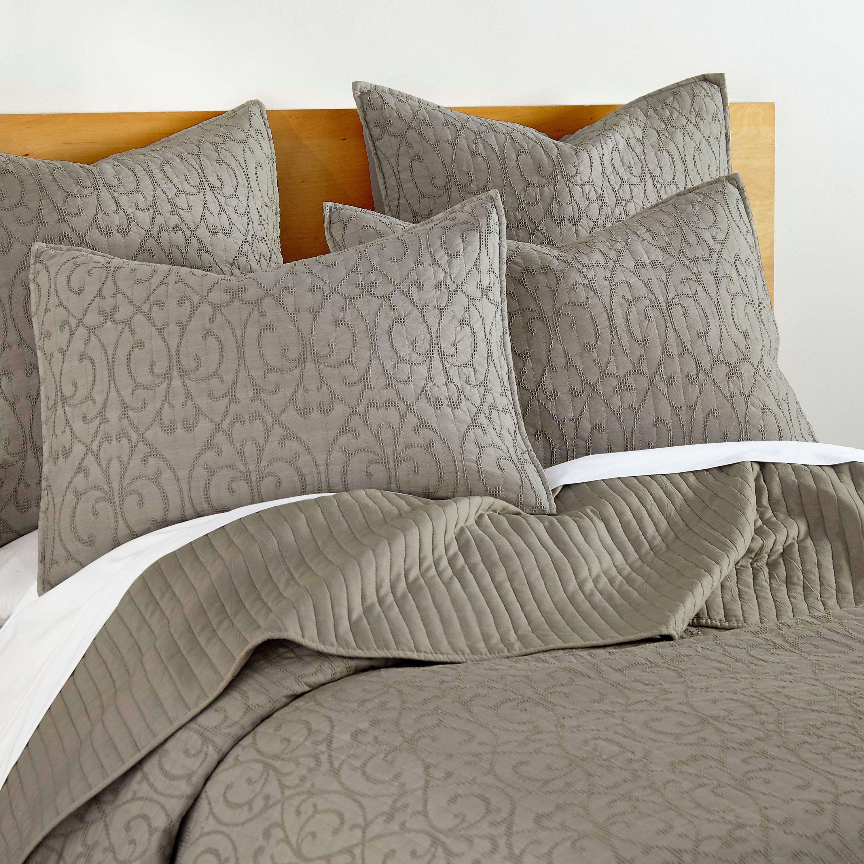 Beckett Taupe Quilt Set - Queen Size Bedding with Matching Shams - Soft & Cozy Quilted Coverlet for Bedroom Decor - Perfect for Master Bedroom, Guest Room & Cozy Retreats