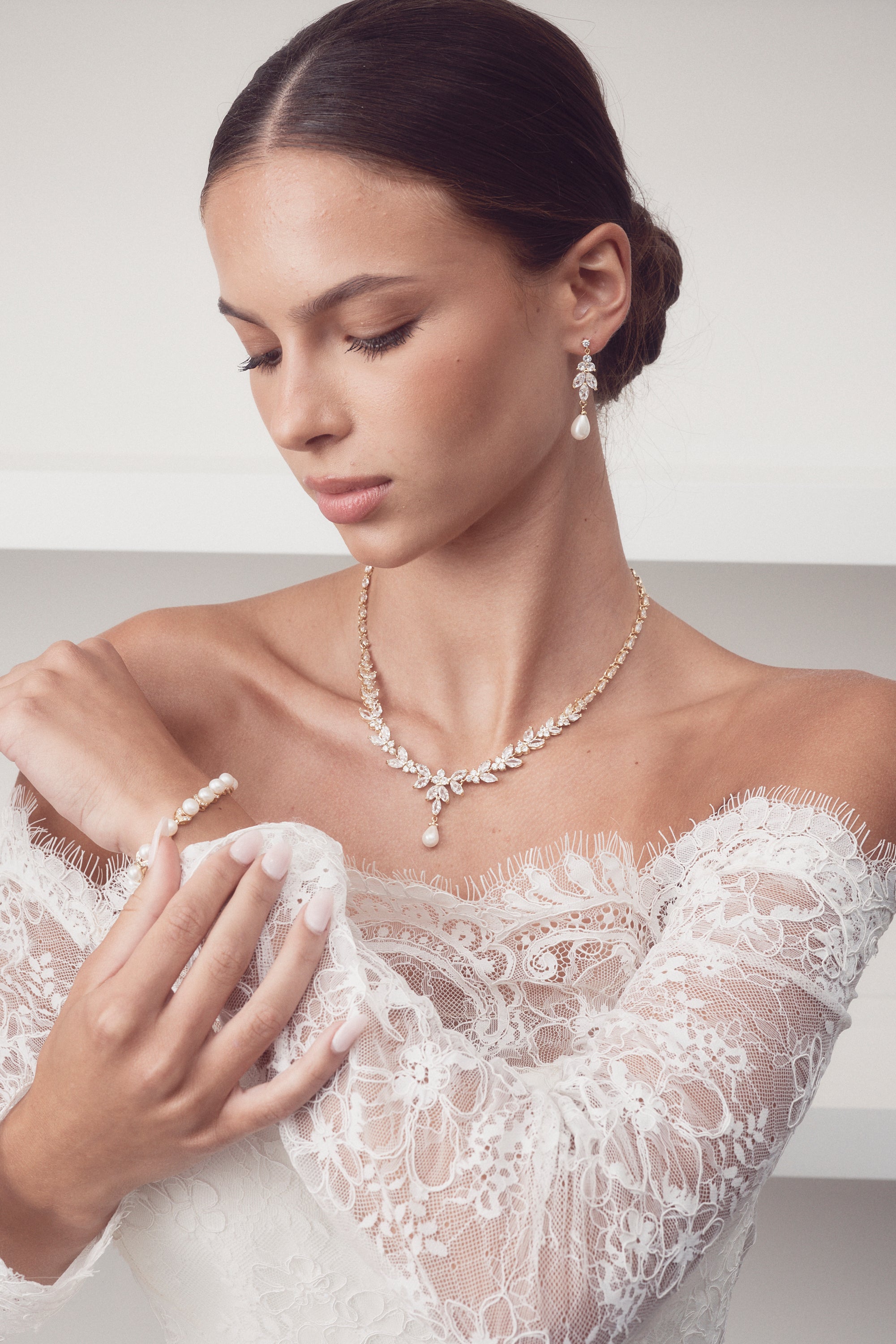 Courtney Pearl Statement Crystal and Pearl Bridal Necklace - Elegant Wedding Jewelry for Brides, Bridesmaids & Formal Events | Perfect for Weddings, Prom & Special Occasions