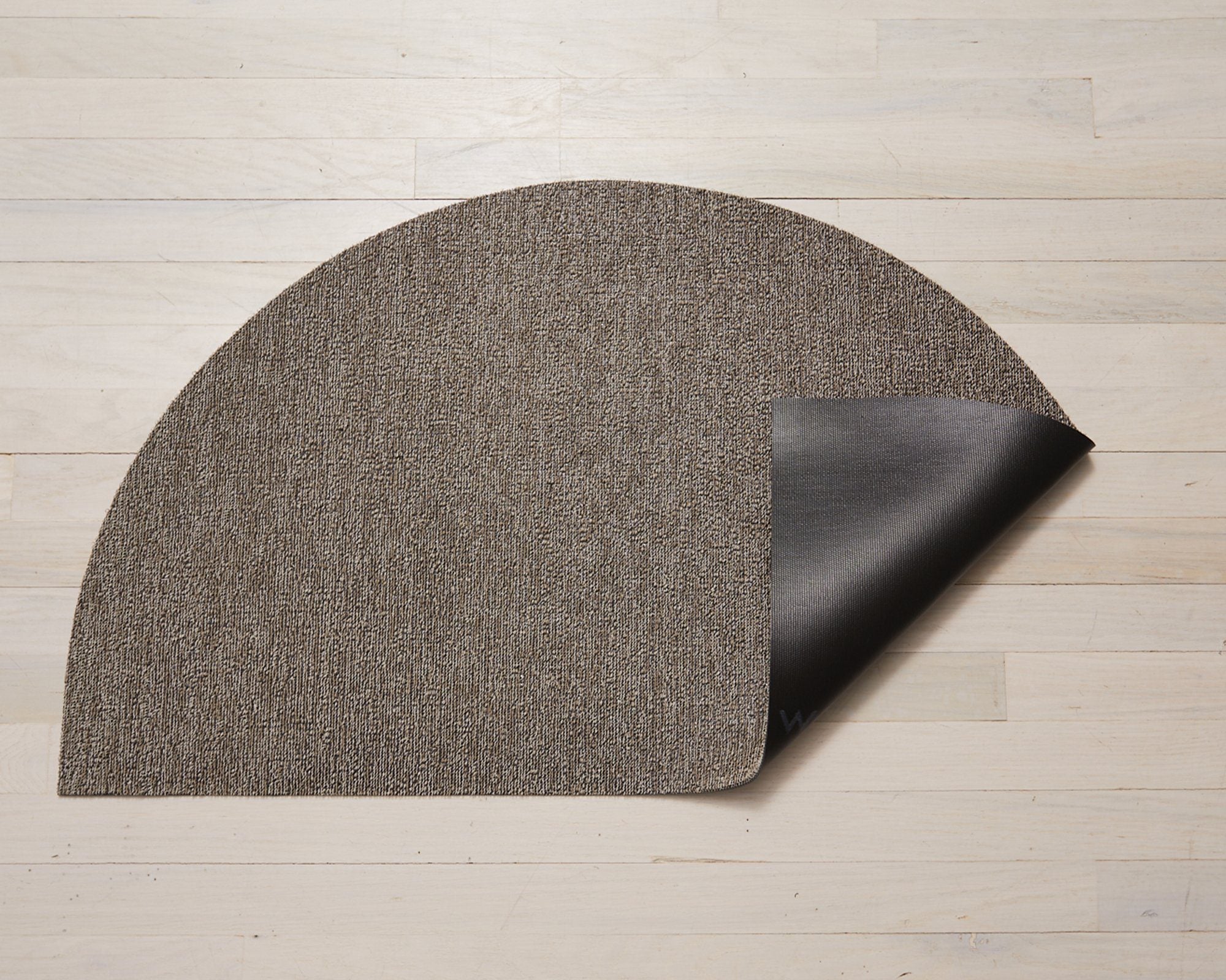 CHILEWICH Welcome Door Mat - Non-Slip Shaggy Indoor/Outdoor Rug in Heathered Pebble, 53x91cm - Perfect for Entryway, Patio & Mudroom Decor