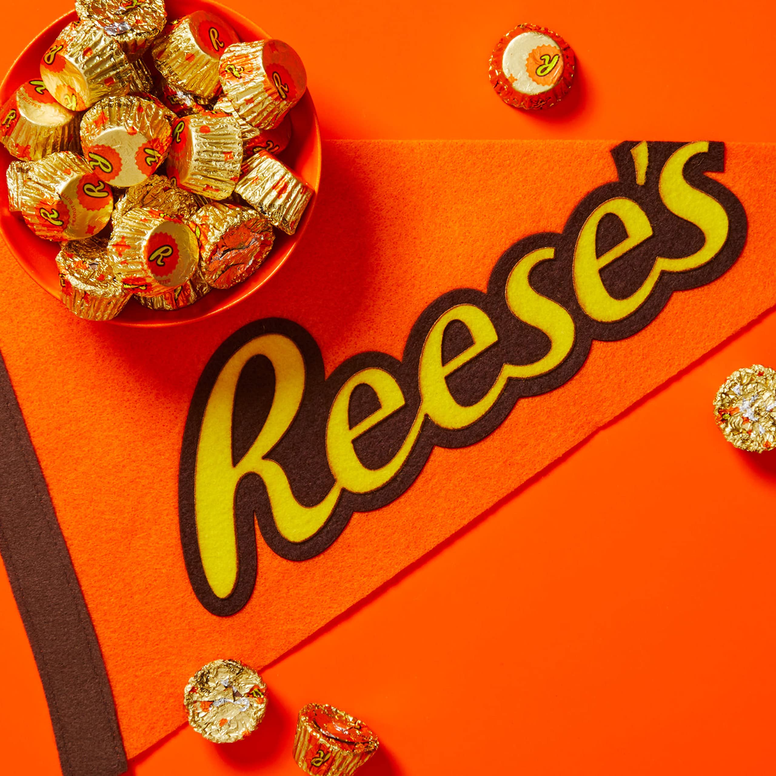 REESE'S Miniatures Milk Chocolate Peanut Butter Cups - Bulk Candy Pack (105 Pieces, 0.31 oz Each) - Perfect for Halloween Treats, Party Favors & Office Snacks