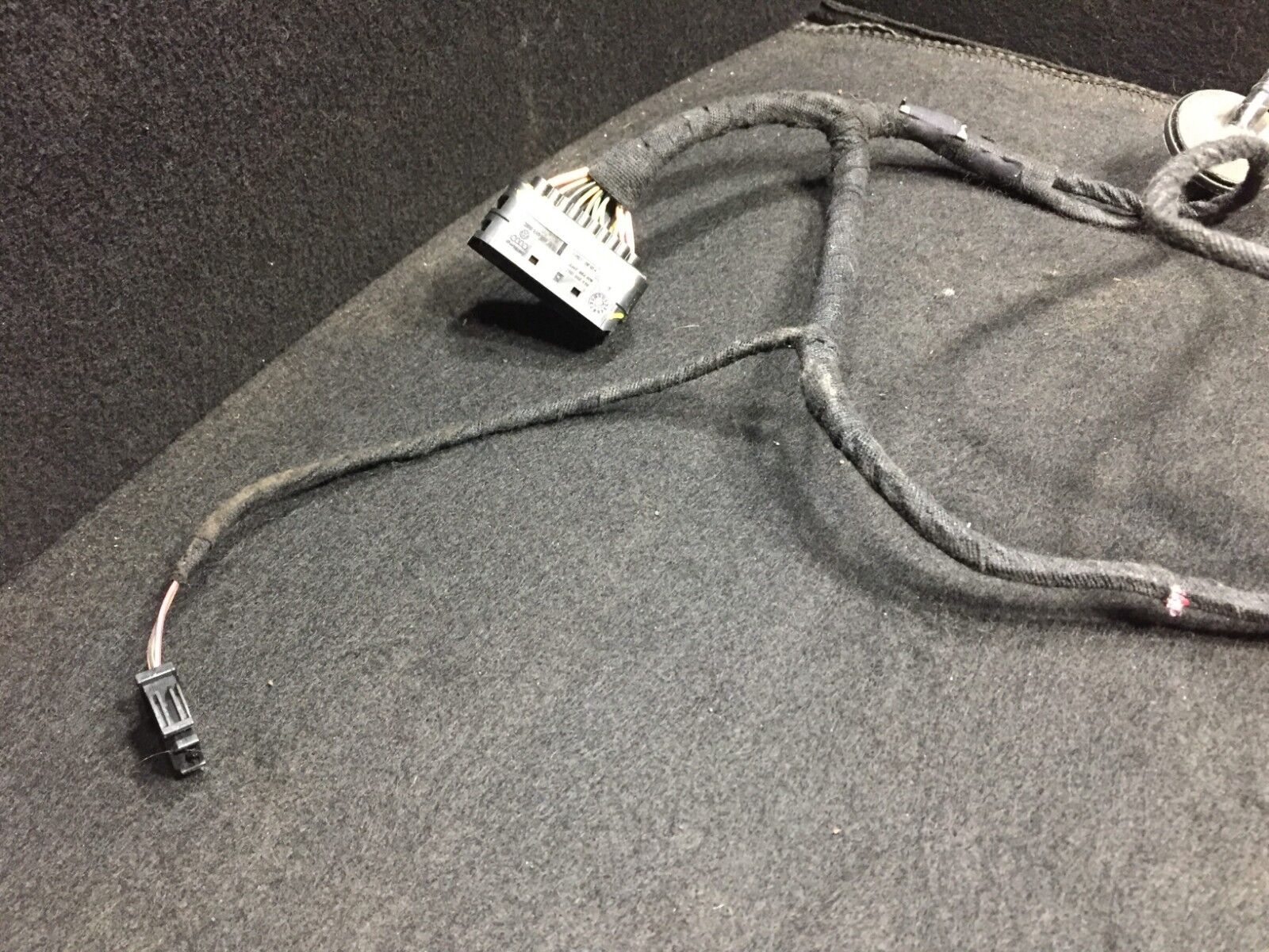 2002-2005 Volkswagen Passat Right Rear Wiring Harness OEM D23 - Replacement for Damaged Electrical Connectors, Perfect for DIY Car Repairs & Maintenance