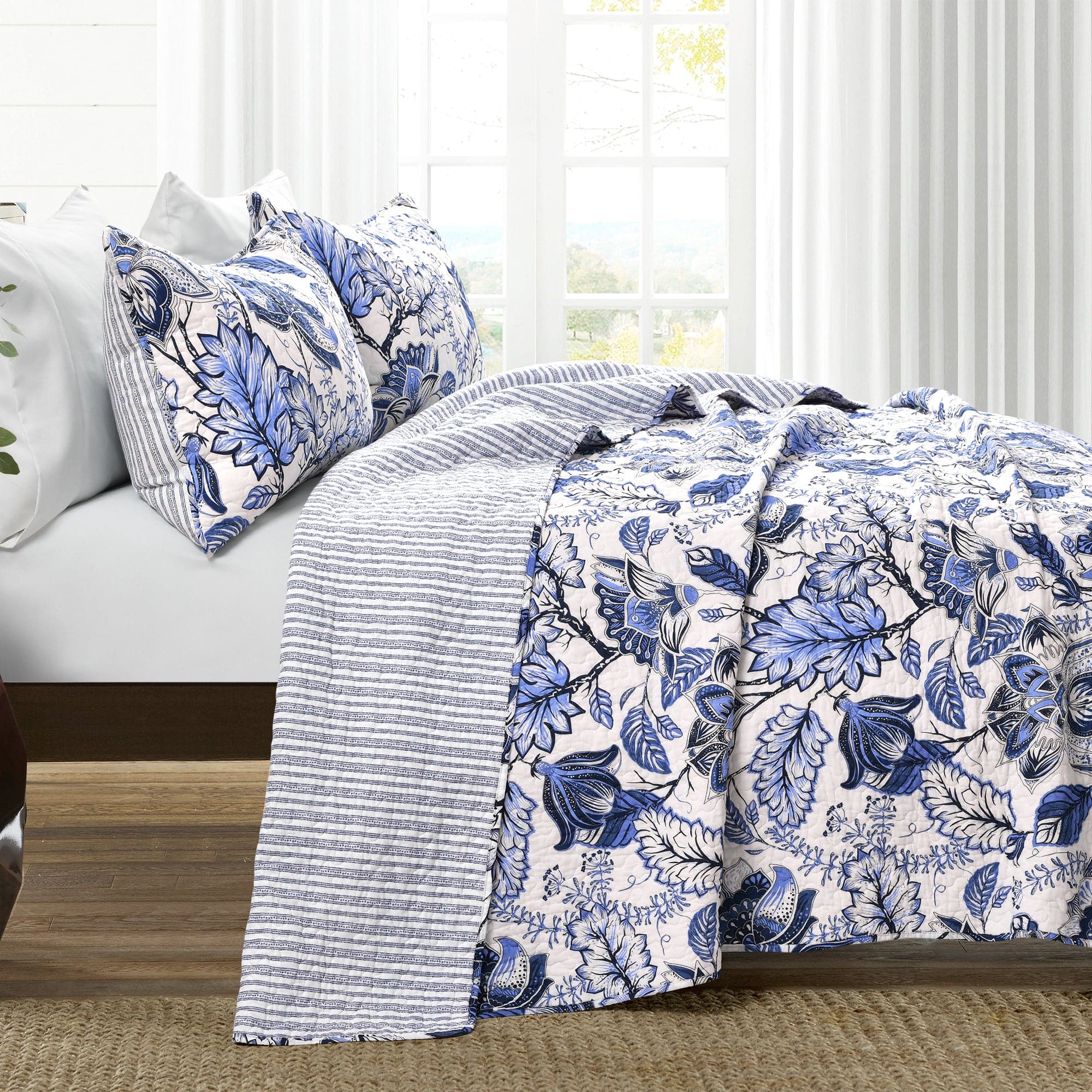 Cynthia Jacobean 3-Piece Quilt Set - Queen Size Bedding with Matching Pillow Shams - Perfect for Master Bedrooms & Guest Rooms