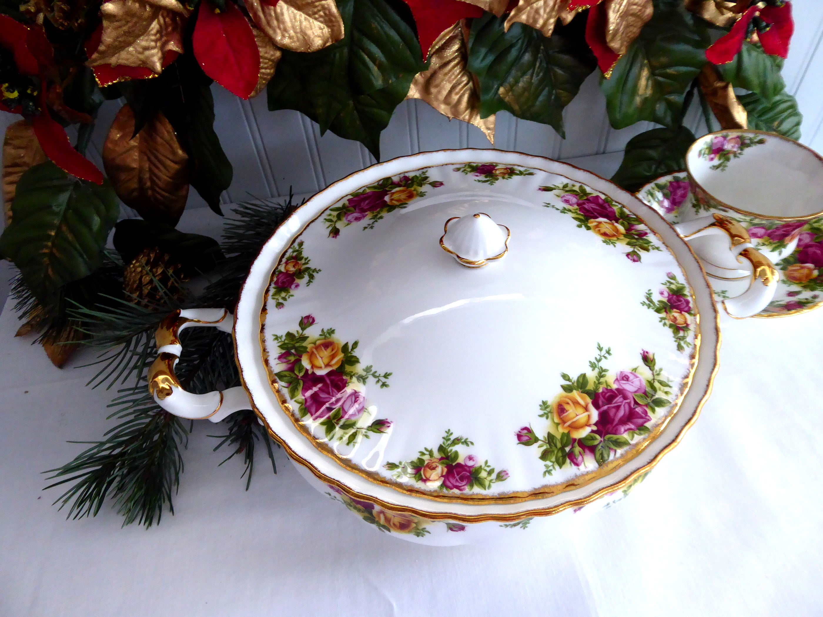 Royal Albert Old Country Roses Round Covered Vegetable Dish - 50 Ounce Large Vintage Serving Bowl with Lid (1990s) - Perfect for Dinner Parties, Holiday Meals & Elegant Table Settings