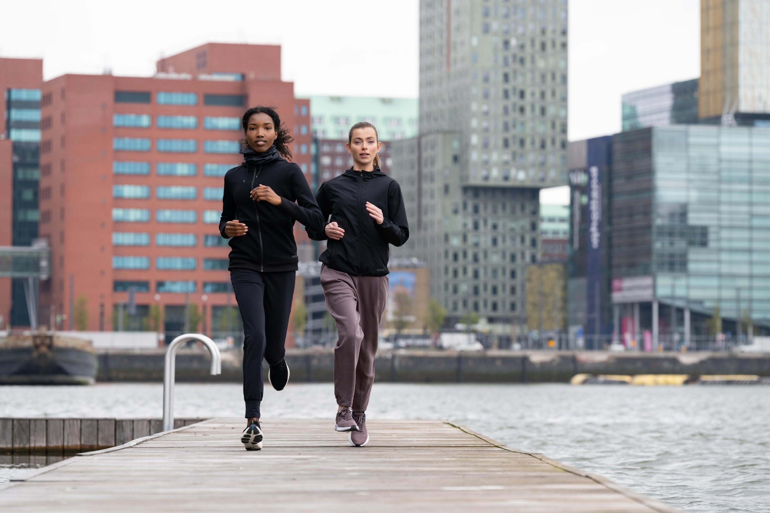 Kiprun Women's Run 100 Windproof Running Jacket - Lightweight Water-Resistant Trail Running Coat for Outdoor Jogging & Hiking - Perfect for Cold Weather Training & Mountain Adventures