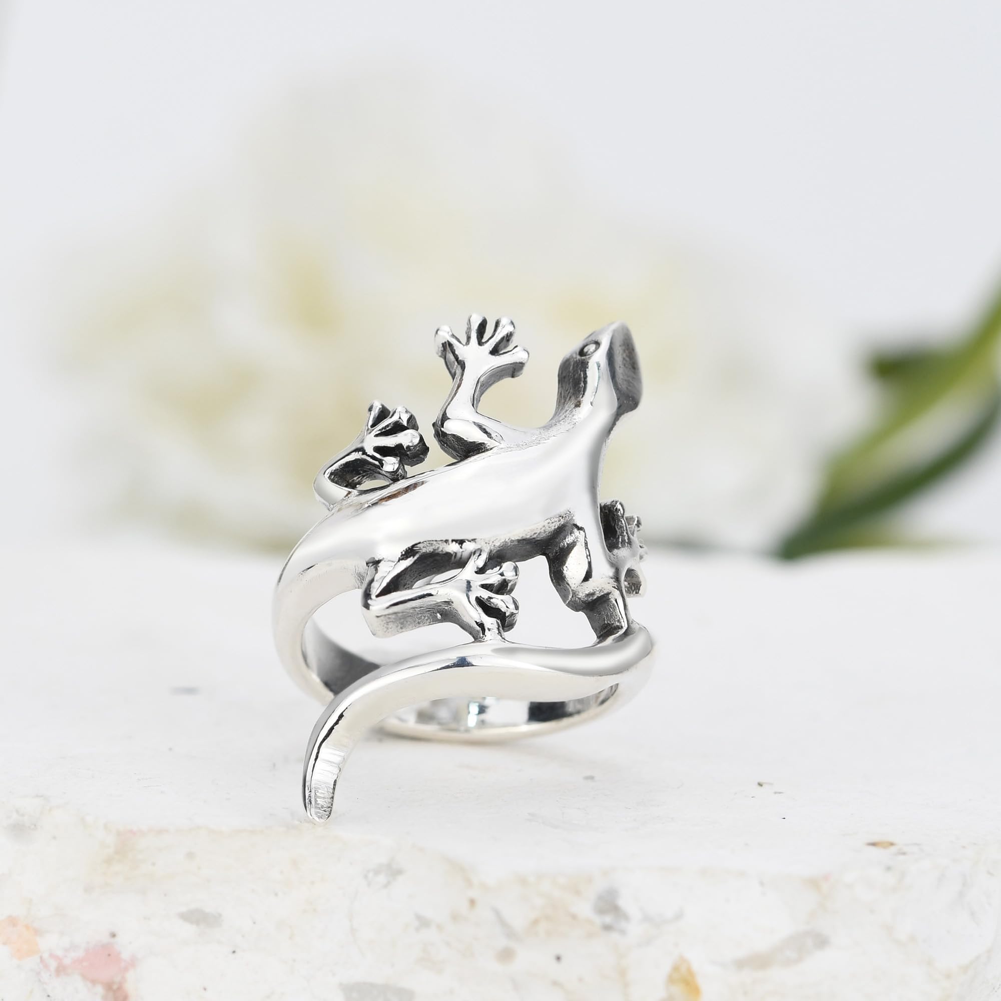 AeraVida Unique Long Tail Gecko Lizard Sterling Silver Ring .925 - Elegant Wedding Band for Women, Comfort Fit Fashion Jewelry Sizes 5-10 - Perfect for Boho Chic Outfits, Nature Lovers & Statement Accessories