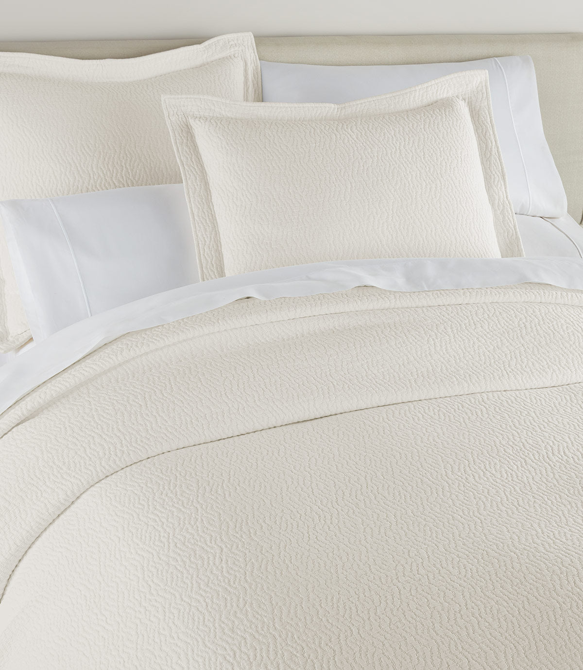 Luxury Mia Matelassé Sham - Premium Quilted Pillow Cover for Bedroom Decor - Elegant Home Textile for Master Bedroom, Guest Room & Hotel Styling
