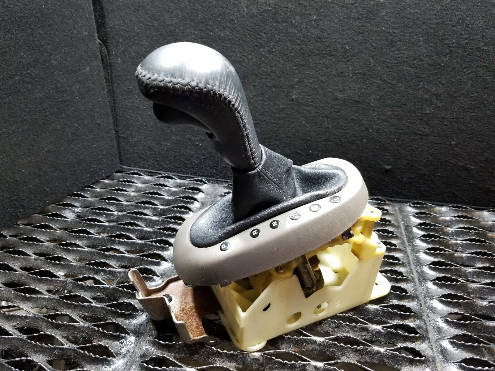 04 05 06 Chrysler Sebring Convertible Gear Shift Knob OEM Replacement - Perfect for Smooth Gear Shifting & Interior Upgrade