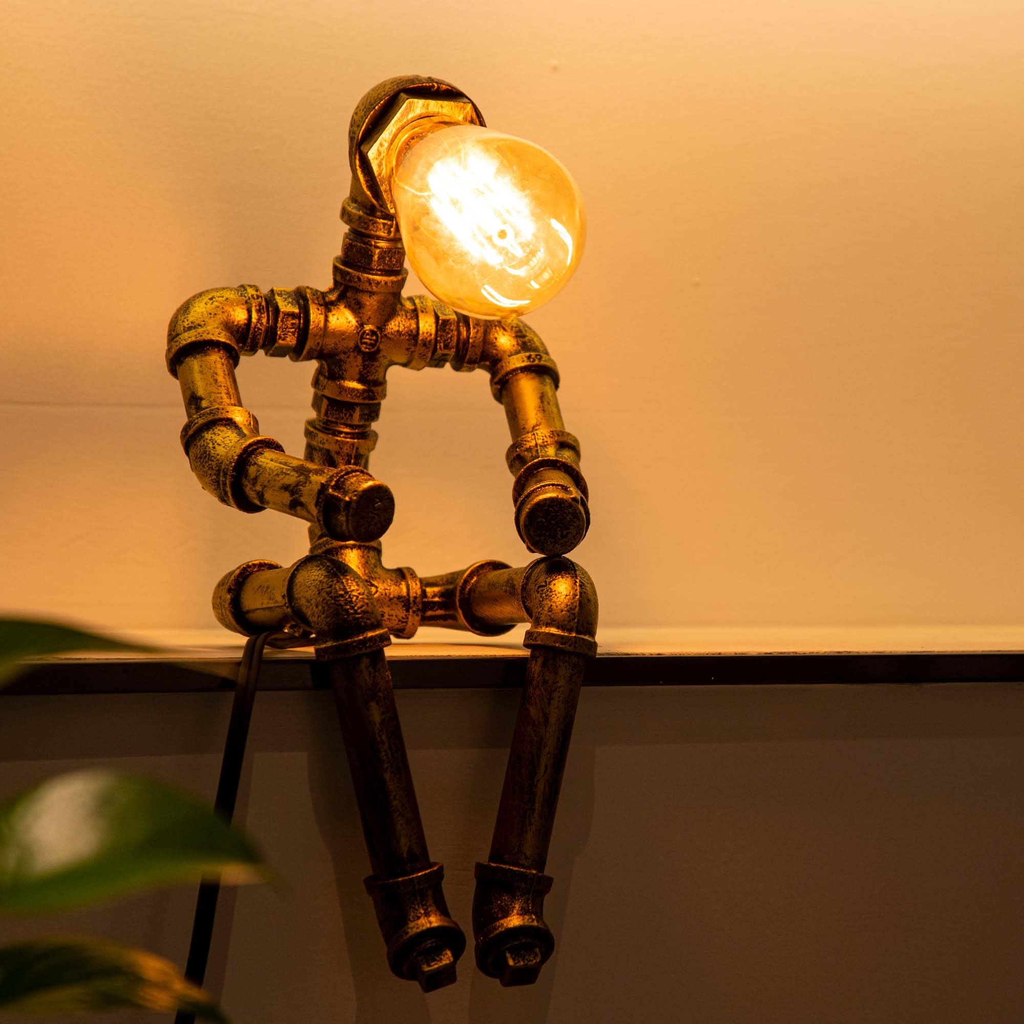 Vintage Industrial Steampunk Robot Table Lamp - Metal Water Pipe Design Desktop Light for Home, Bar, Cafe & Office Decor - Perfect for Reading, Gaming & Ambient Lighting (Bulb Not Included)