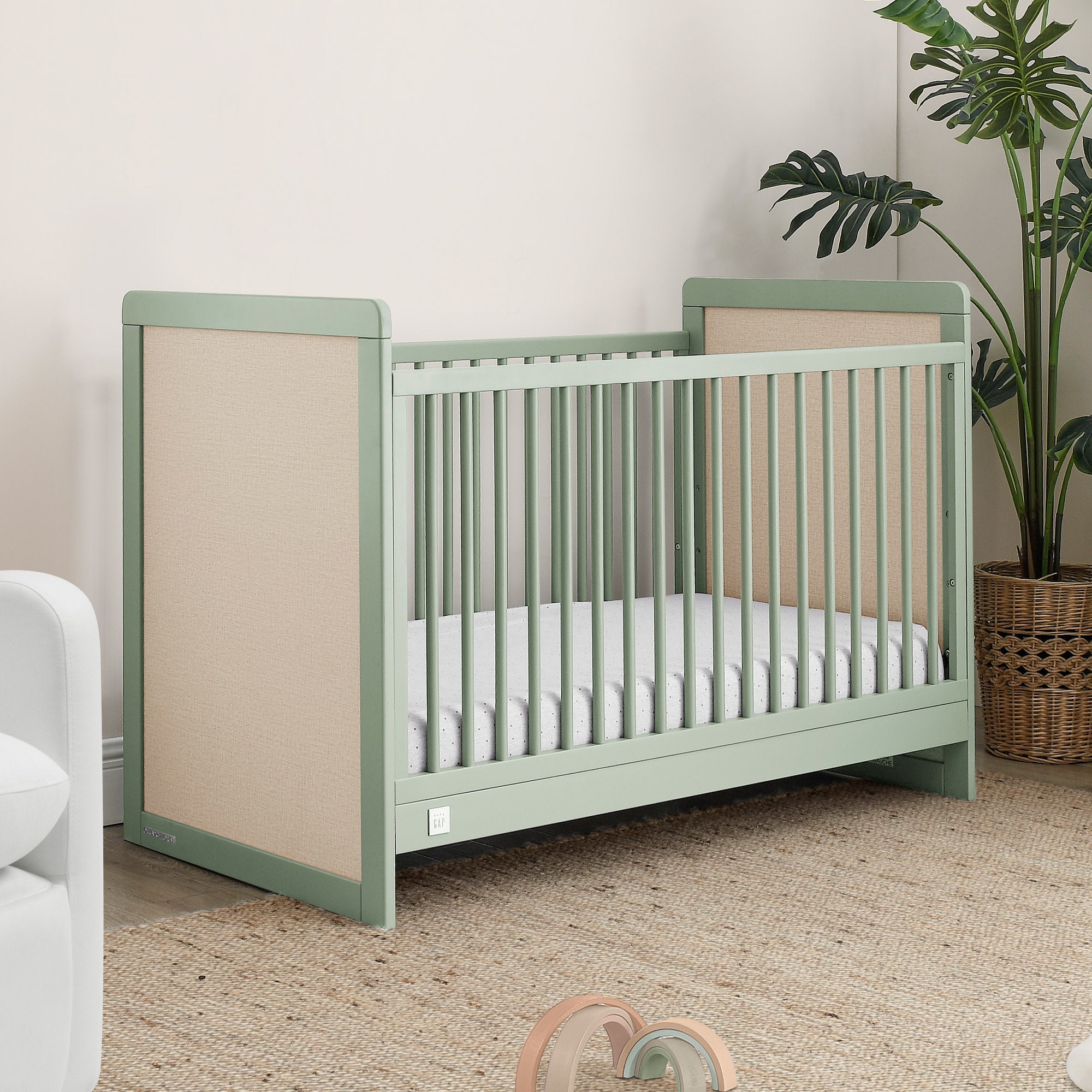 BabyGap Liam 4-in-1 Convertible Crib - Nursery Essential for Newborn to Toddler - Perfect for Bedrooms, Daycares & Guest Rooms