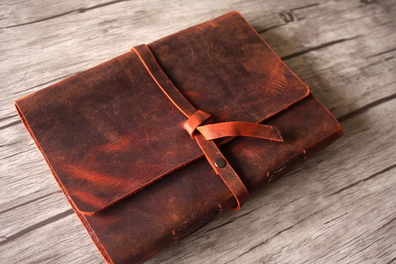 Vintage Personalized Red Leather Memorial Photo Album - Custom Engraved Scrapbook for Weddings, Anniversaries & Family Memories - Perfect Gift for Loved Ones