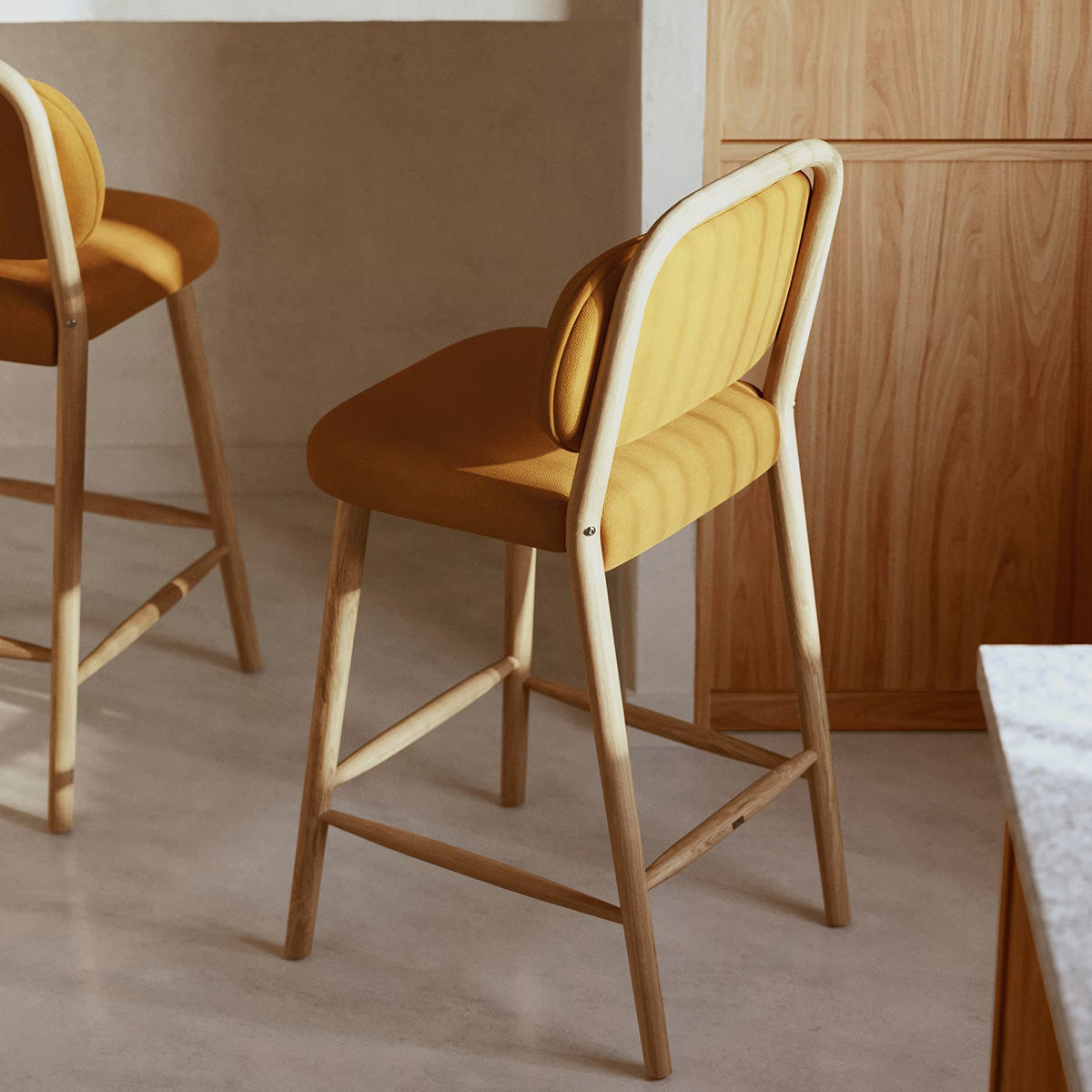 Kave Home Helda Bar Stool - Modern Adjustable Counter Height Stool for Kitchen Island, Breakfast Bar & Home Decor - Comfortable PU Leather Seat with Metal Base