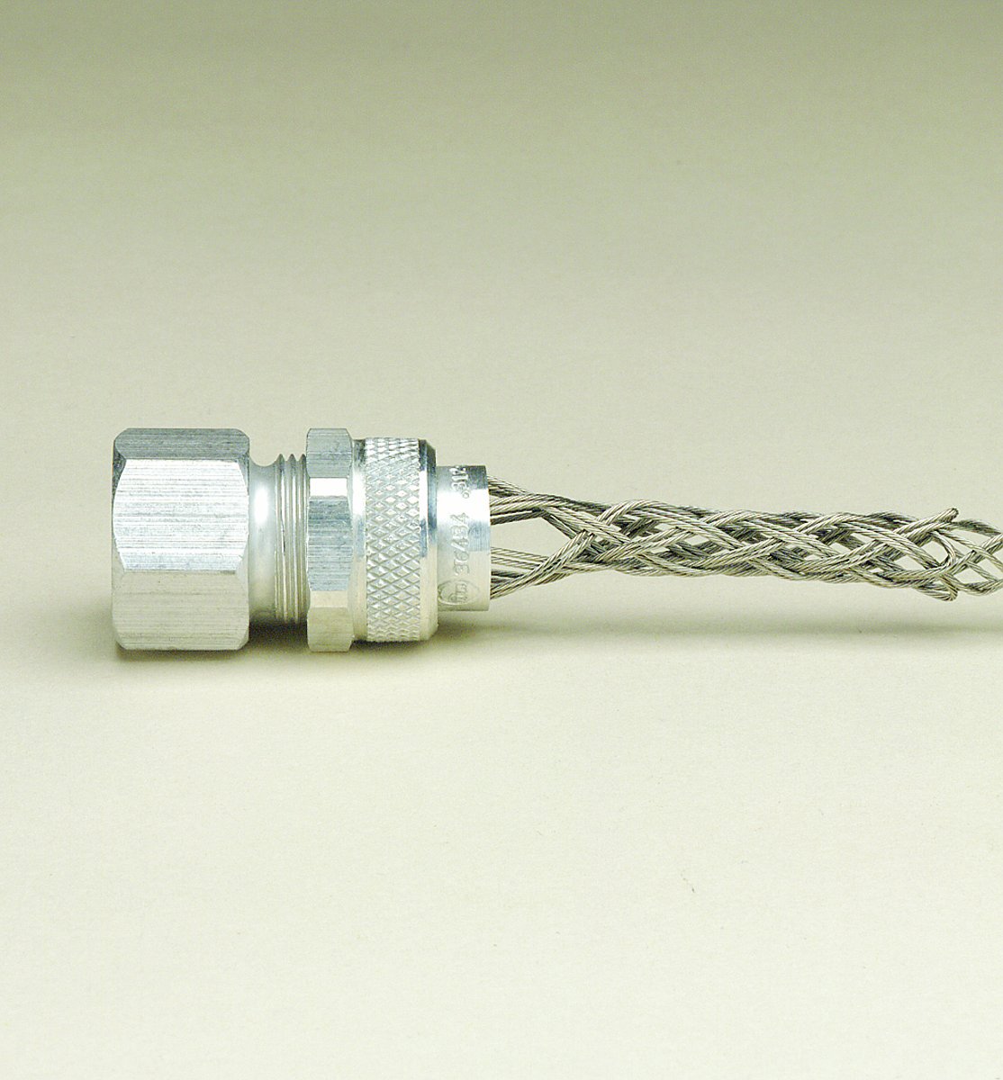 Leviton L7822 STR REL GP 1/2WVE .312-.375IN STR FEM - High-Quality Electrical Connector for Secure Wiring in Industrial and Commercial Applications