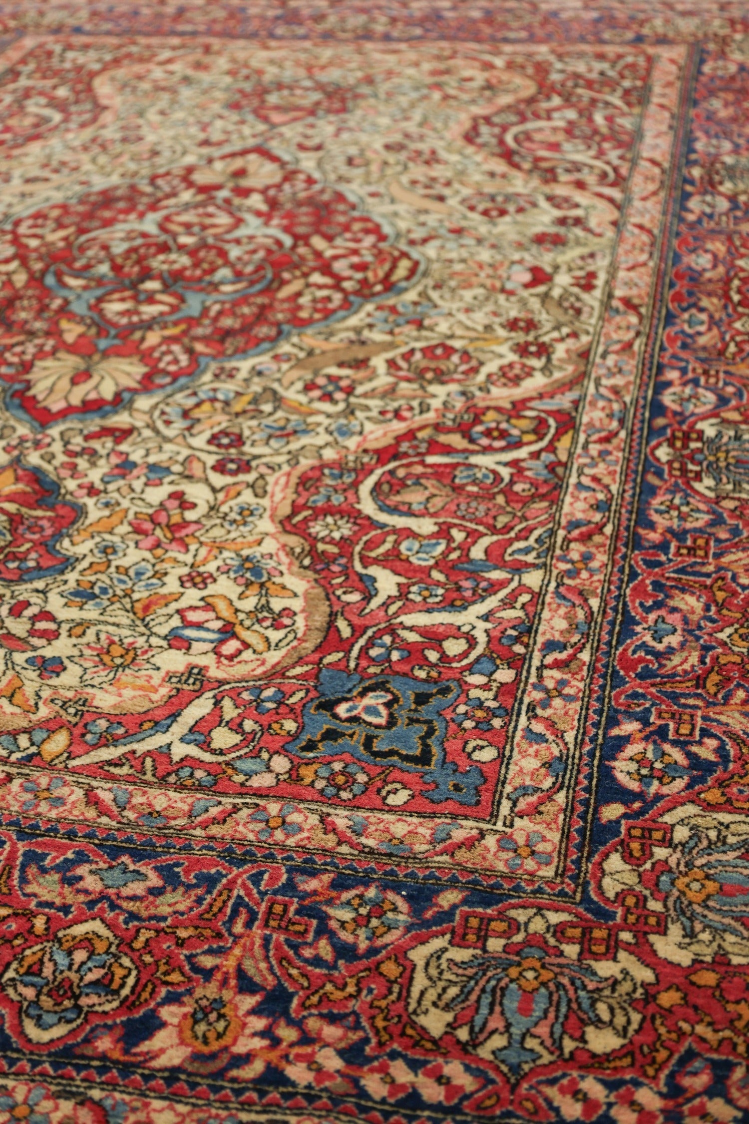 Handwoven Antique Isfahan Persian Traditional Rug - J76413 - Perfect for Living Room, Bedroom & Home Decor