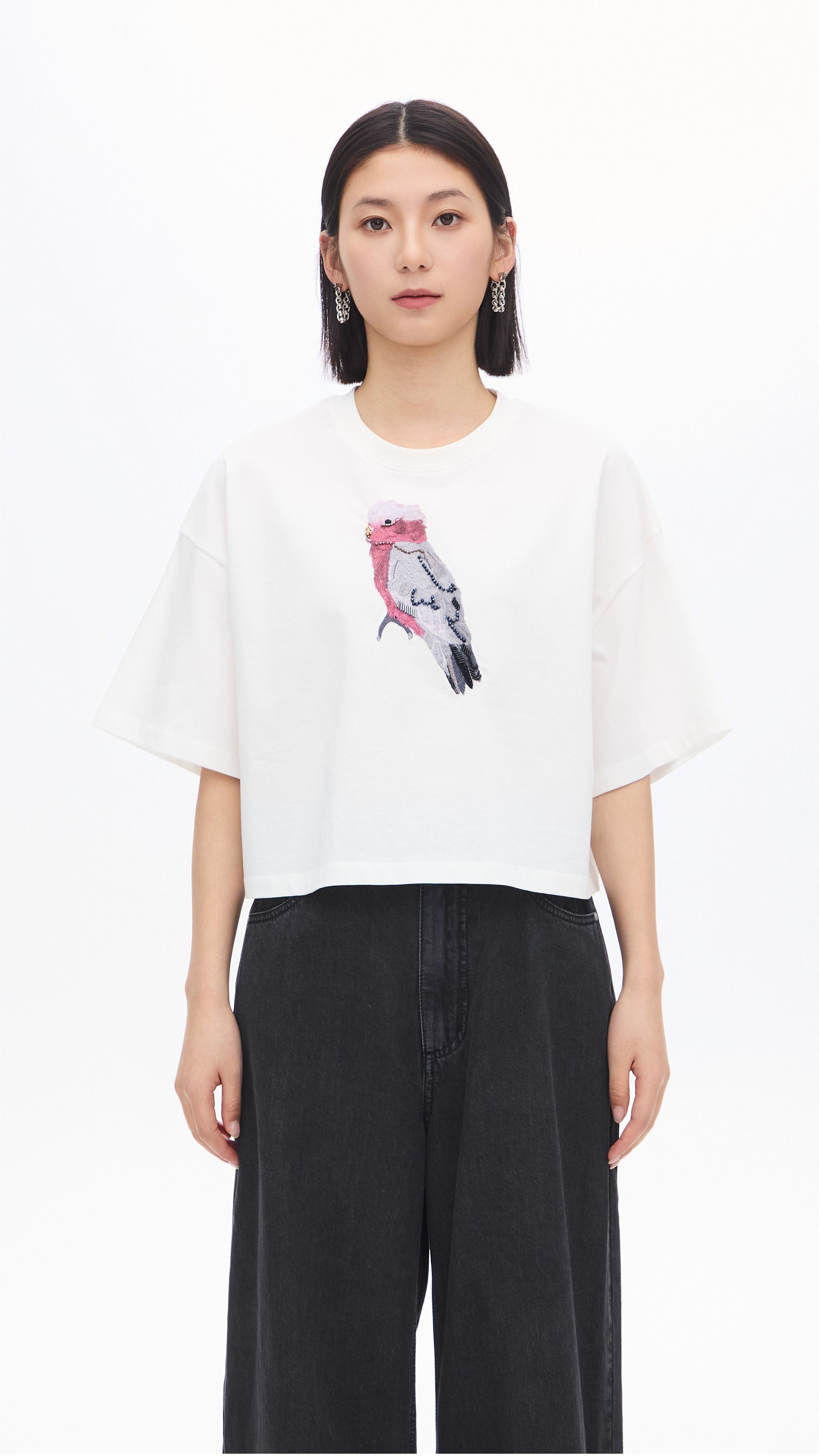 Stylish Cropped Parrot Graphic Embroidery T-Shirt for Women | Trendy Summer Casual Top | Perfect for Beach Outings, Music Festivals & Streetwear Fashion