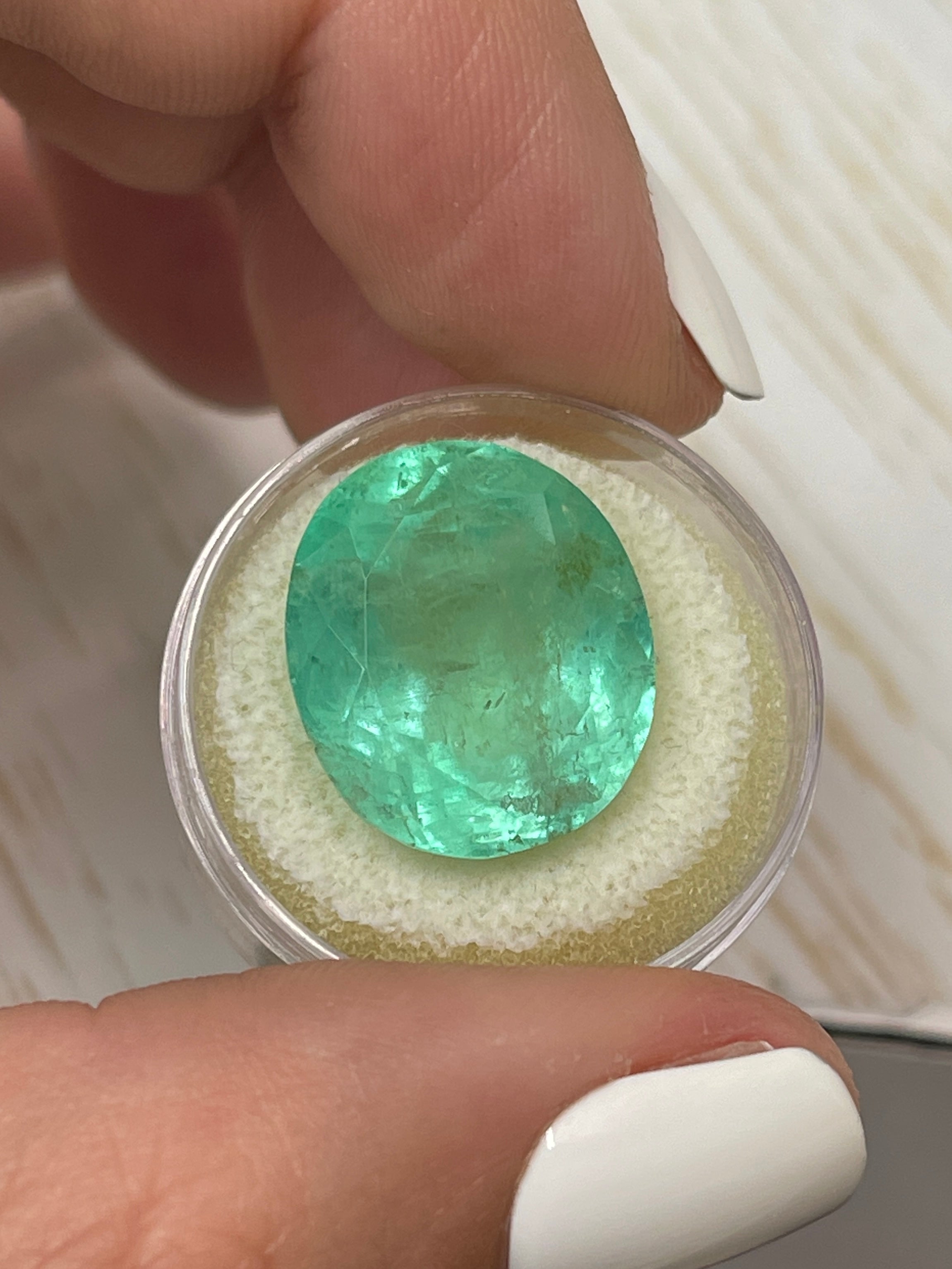 21.95 Carat Natural Colombian Emerald - Minty Green Oval Cut Loose Gemstone for Jewelry Making, Engagement Rings & Luxury Gifts