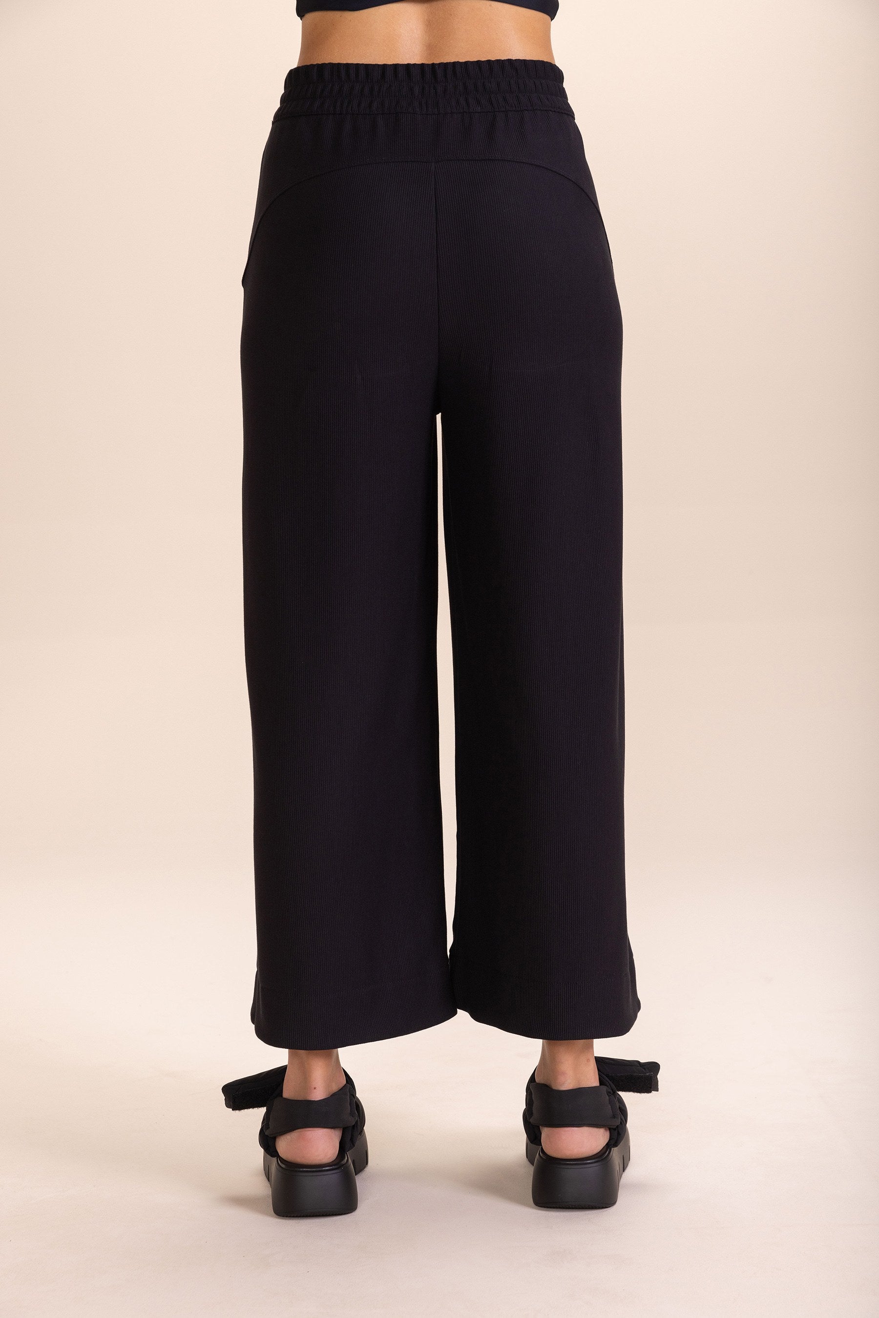 Sleek High-Waist Yoga Pants for Women - Stretchy Comfortable Workout Leggings - Perfect for Gym, Running, and Lounge Wear