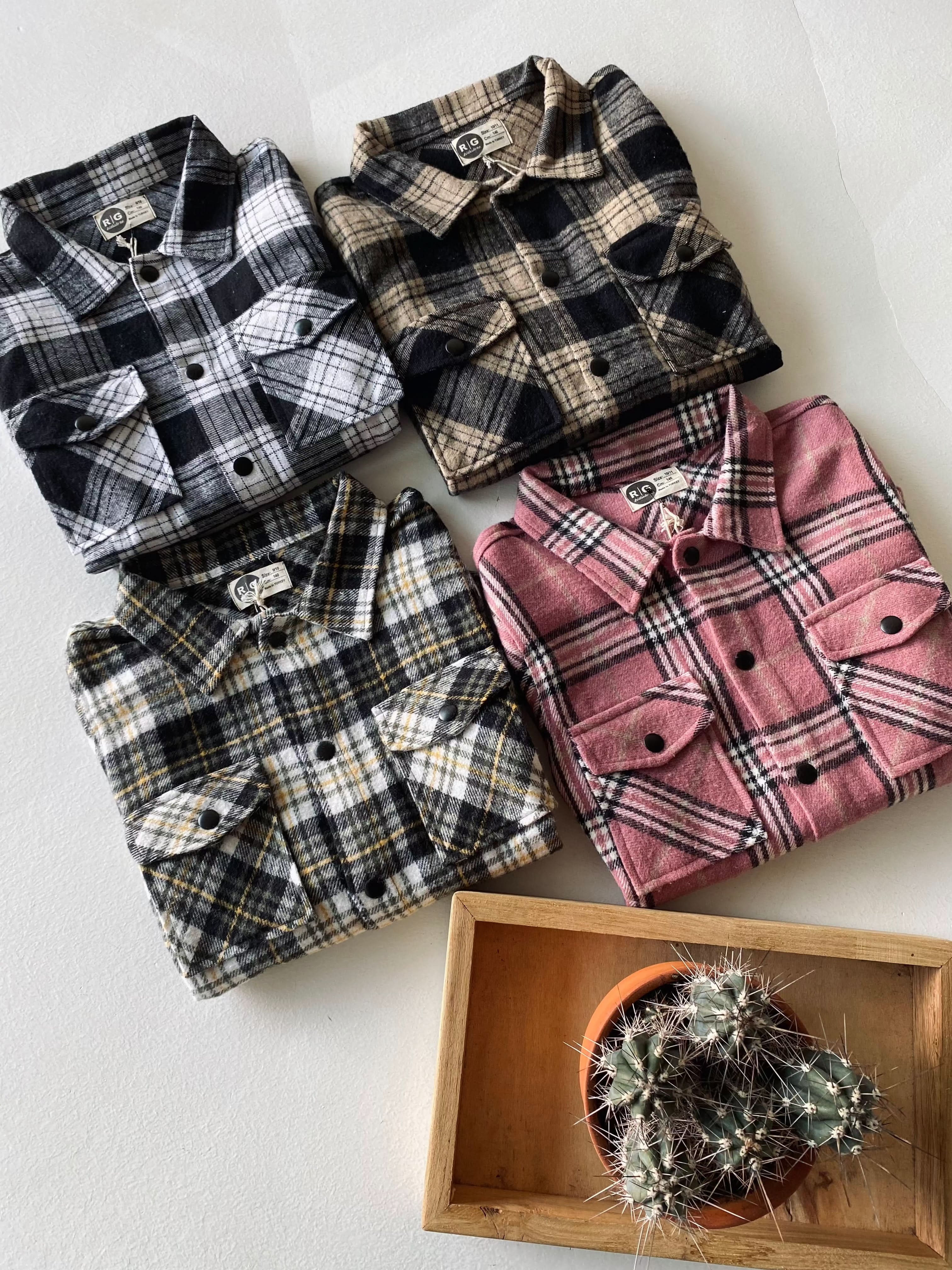 Unisex Winter Plaid Flannel Shirt for Men & Women - Warm & Stylish Lumberjack Shirt for Outdoor Activities, Camping & Casual Wear