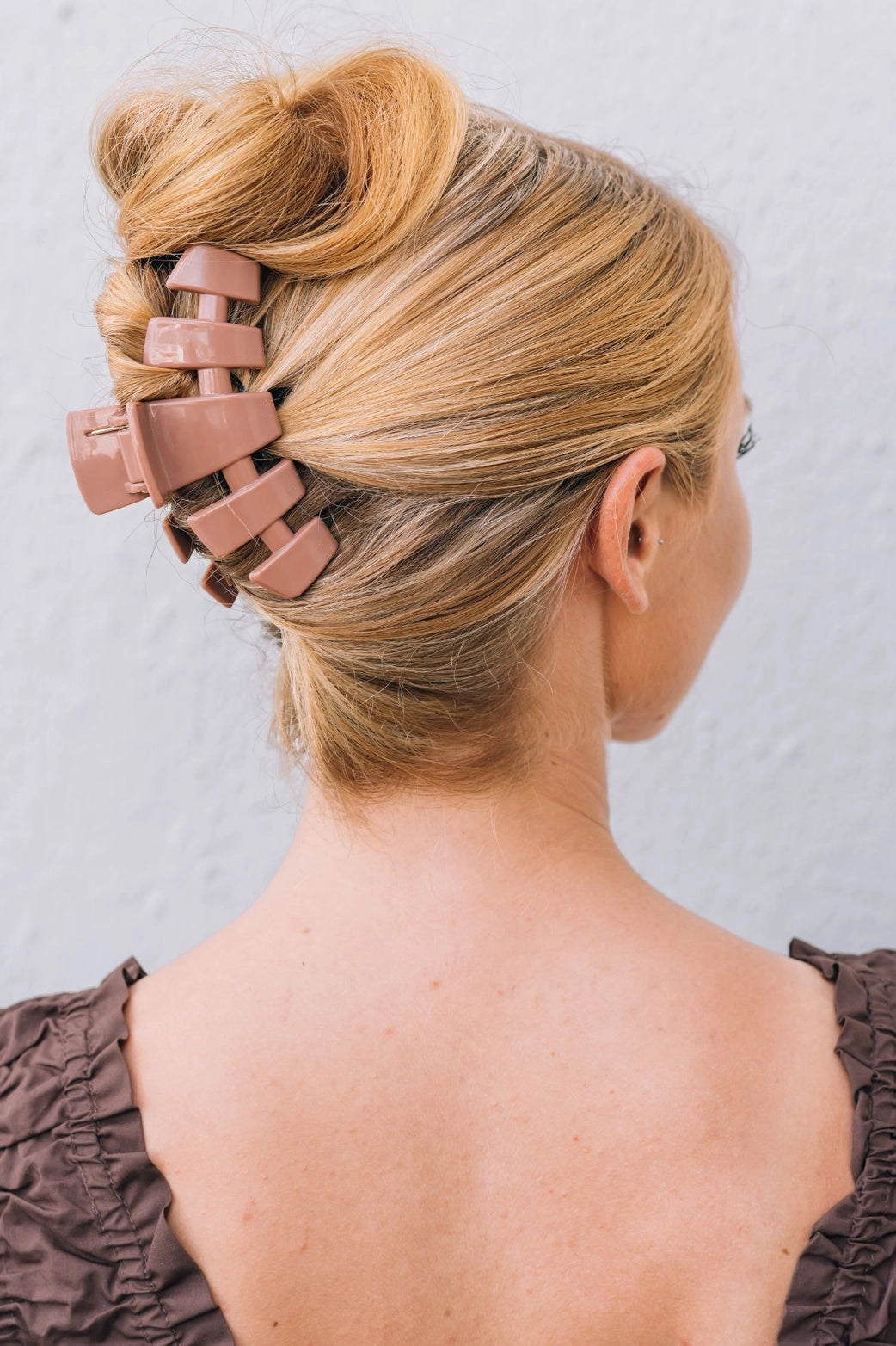 Classic Mocha Mousse Large Hair Clip for Women - Fashion Hair Accessories for Parties, Weddings & Everyday Styling
