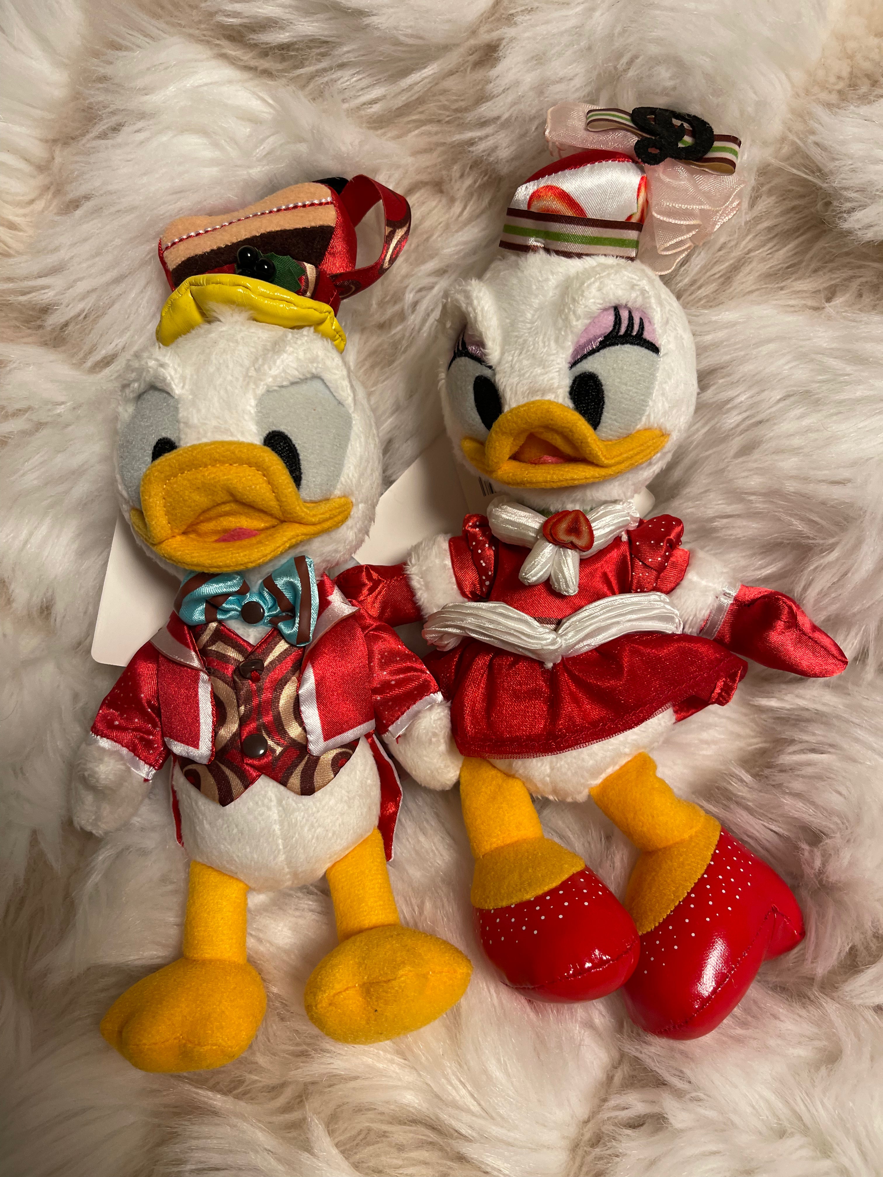 Tokyo DisneySea Donald and Daisy Duck Keychain Badge - Cute Disney Souvenir for Bags, Backpacks, and Gifts - Perfect for Disney Fans and Collectors