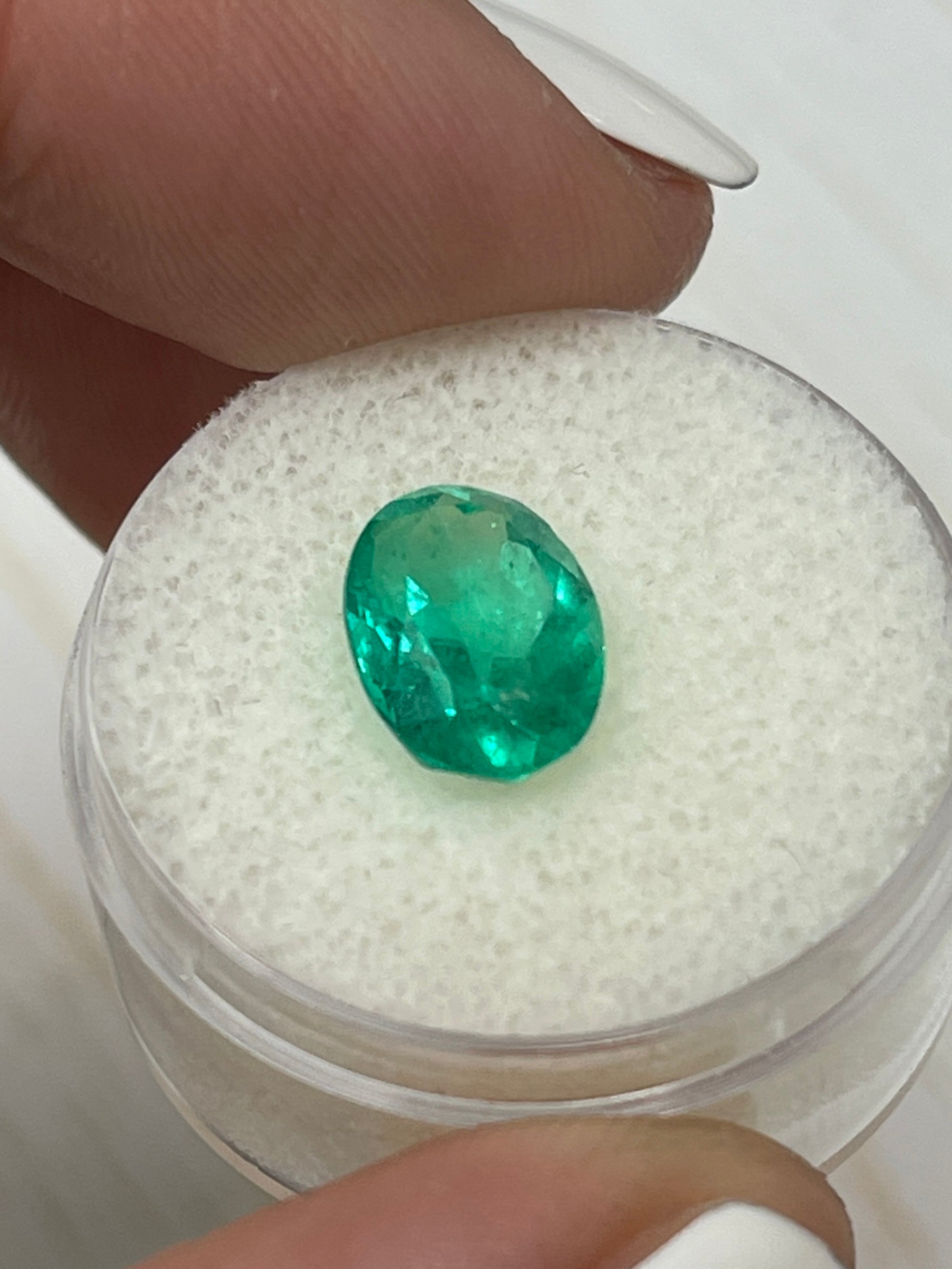 2.87 Carat 11x8mm Oval Cut Loose Colombian Emerald - Vivid Green Gemstone for Jewelry Making, Engagement Rings & Luxury Gifts