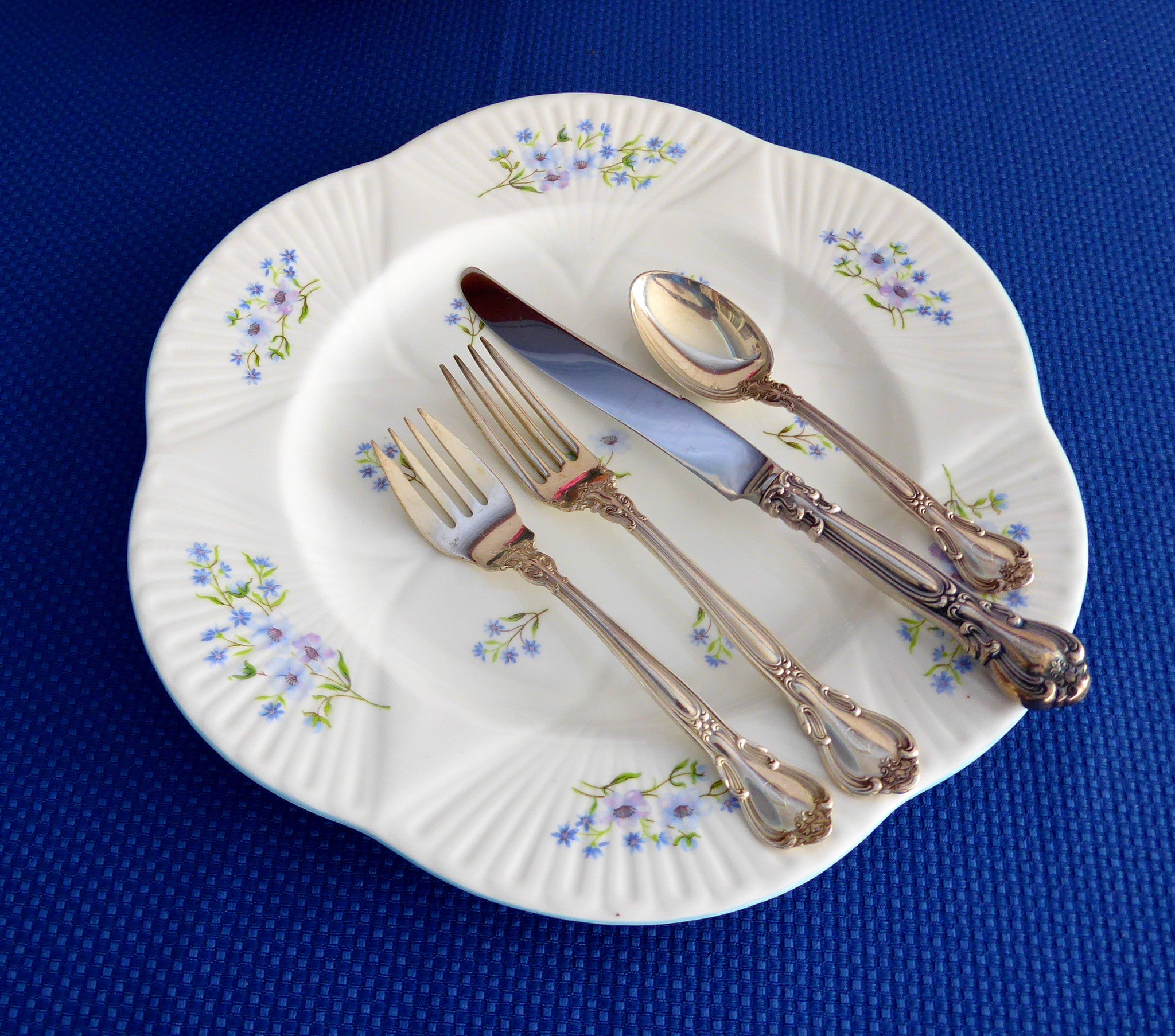Vintage Shelley China England Blue Rock Dainty 10.75 Inch Dinner Plate - Blue and White Floral Design (1950s) - Perfect for Tea Parties, Antique Collections & Vintage Tableware Displays