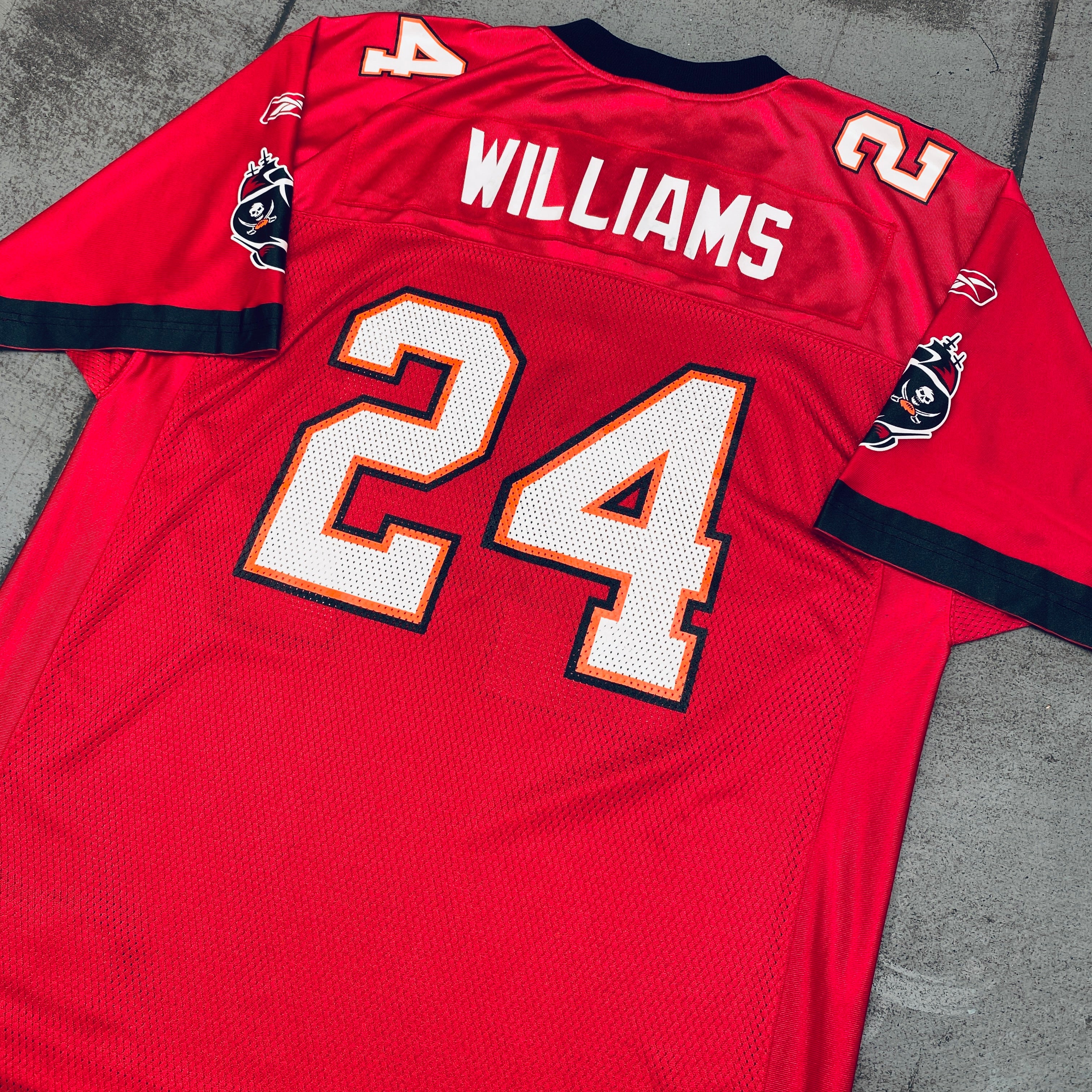 2005/06 Tampa Bay Buccaneers Cadillac Williams Rookie Jersey (Large) - Authentic NFL Football Collectible for Fans & Memorabilia Display