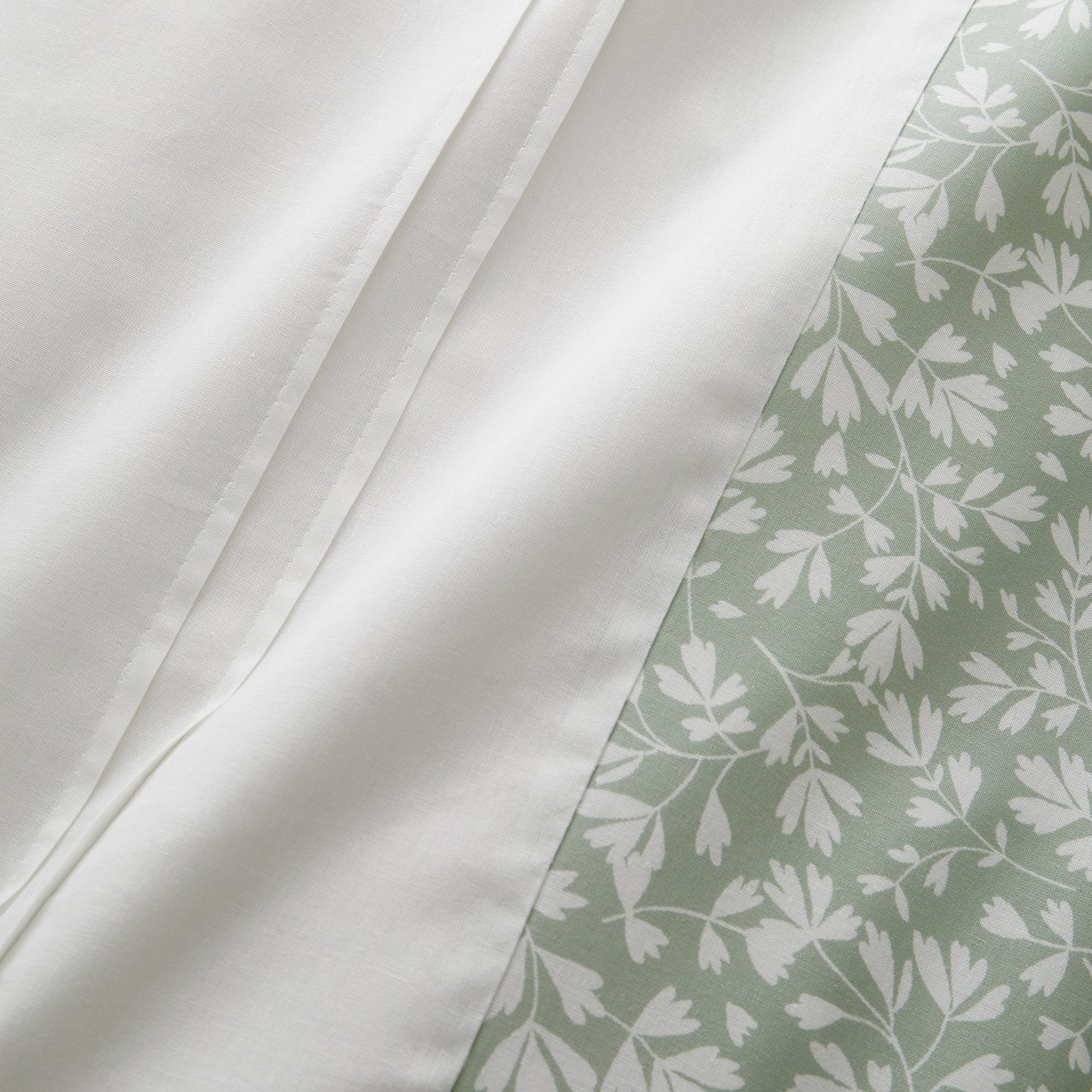 Dreams & Drapes Tess Duvet Cover Set - Soft Green Luxury Bedding for Queen/King Size - Perfect for Master Bedroom, Guest Room & Hotel Decor