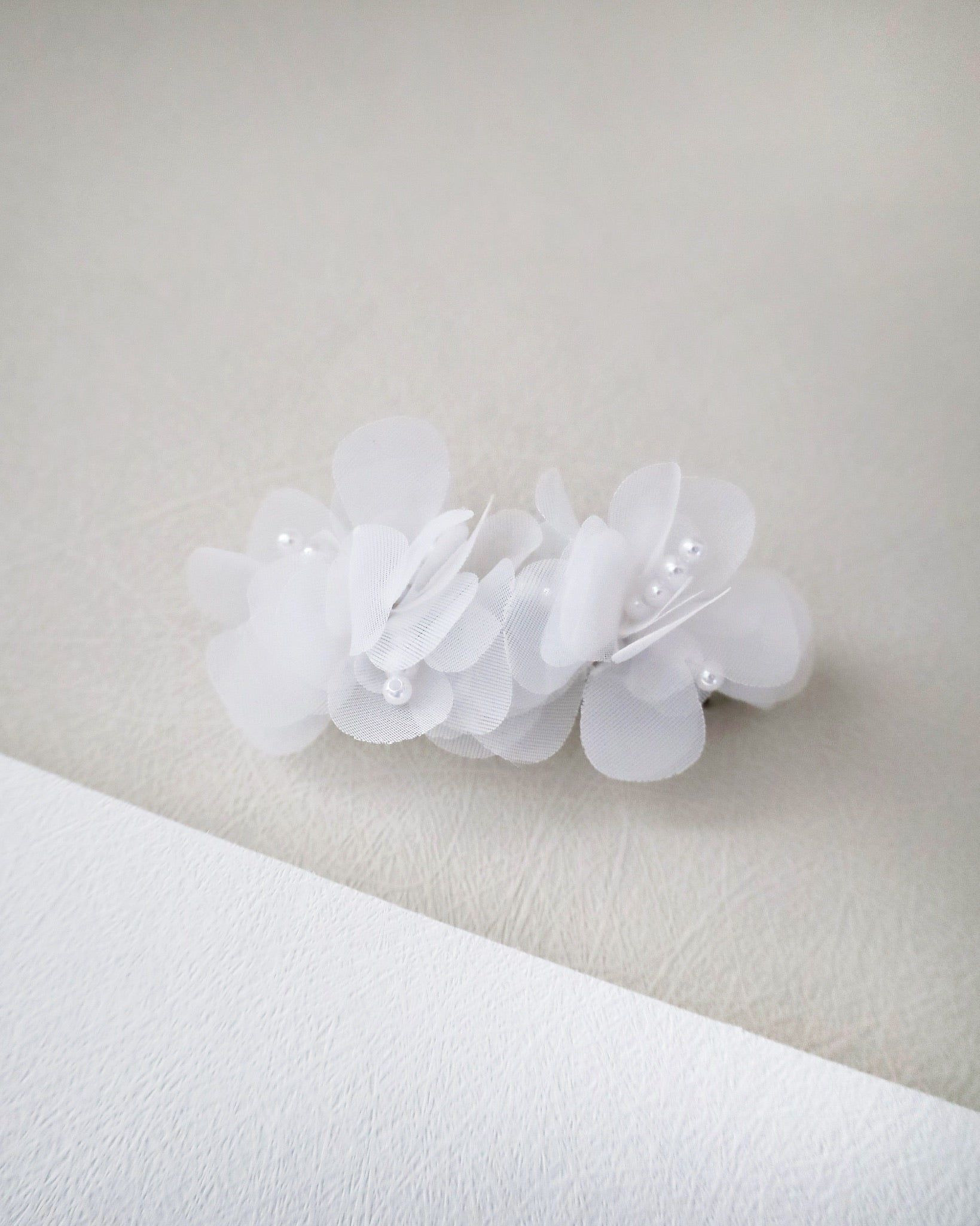 Elegant White Chiffon Pearl Flower Hair Clip for Girls - Perfect for Weddings, Parties & Special Occasions