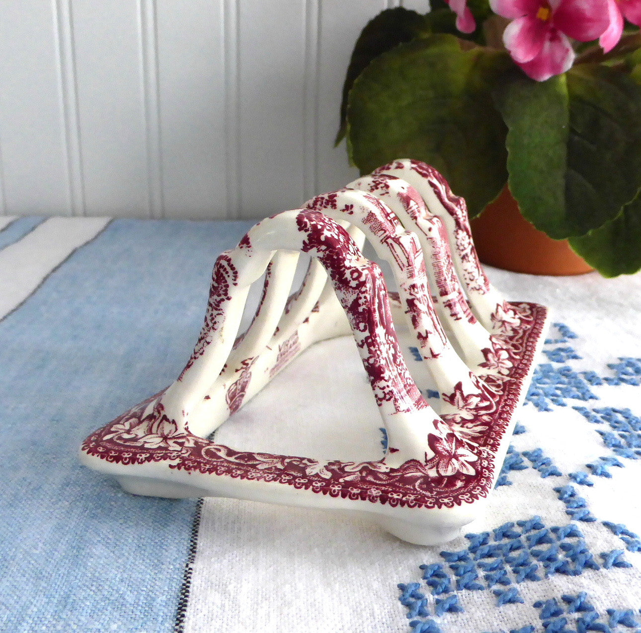 Vintage 1950s Mason's Vista Red Transferware Toast Rack - Elegant Toast Holder for Tea Parties, Letters Design, Ironstone Material | Perfect for English Breakfast, Afternoon Tea & Vintage Tableware Collections