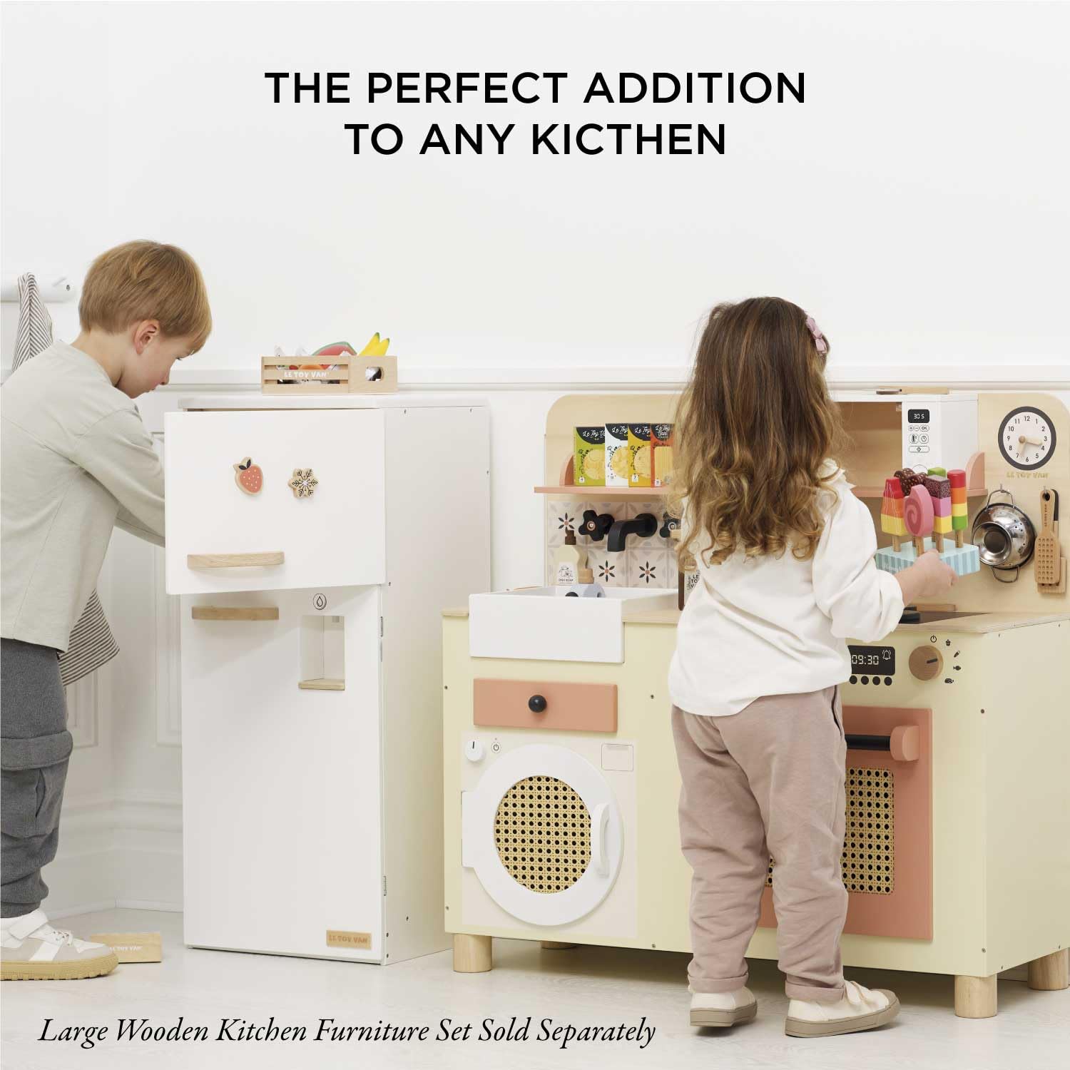 Le Toy Van Wooden Pretend Play Fridge Freezer Set - Grand Free Standing Refrigerator & Freezer with Accessories - Montessori Learning Toy for Kids Ages 3+ - Perfect for Imaginative Play, Kitchen Role Play & Early Childhood Development