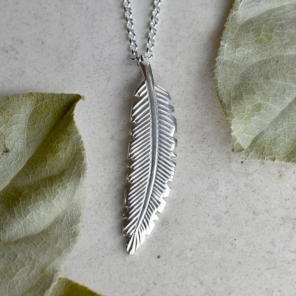 Elegant Curved Feather Pendant Necklace for Women - Boho Chic Jewelry Gift for Her - Perfect for Parties, Weddings & Everyday Wear