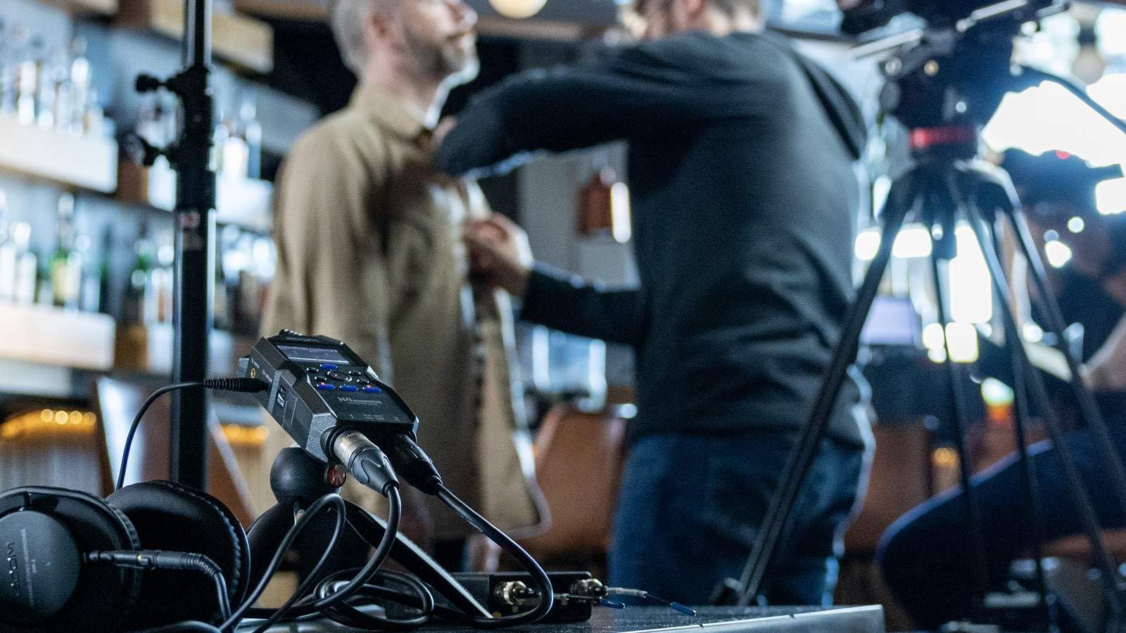 Zoom H4n Essential 4-Track 32-Bit Float Portable Audio Recorder with 32GB microSD Card & AA Batteries - Perfect for Podcasting, Field Recording, Music Production & Interviews