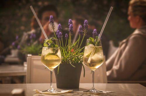 WOW Plastic Disposable Drinking Straws - 200 Pack Clear Plastic Straws for Hot & Cold Beverages, 7.75 Inch Long - Perfect for Restaurants, Home, Parties & Events