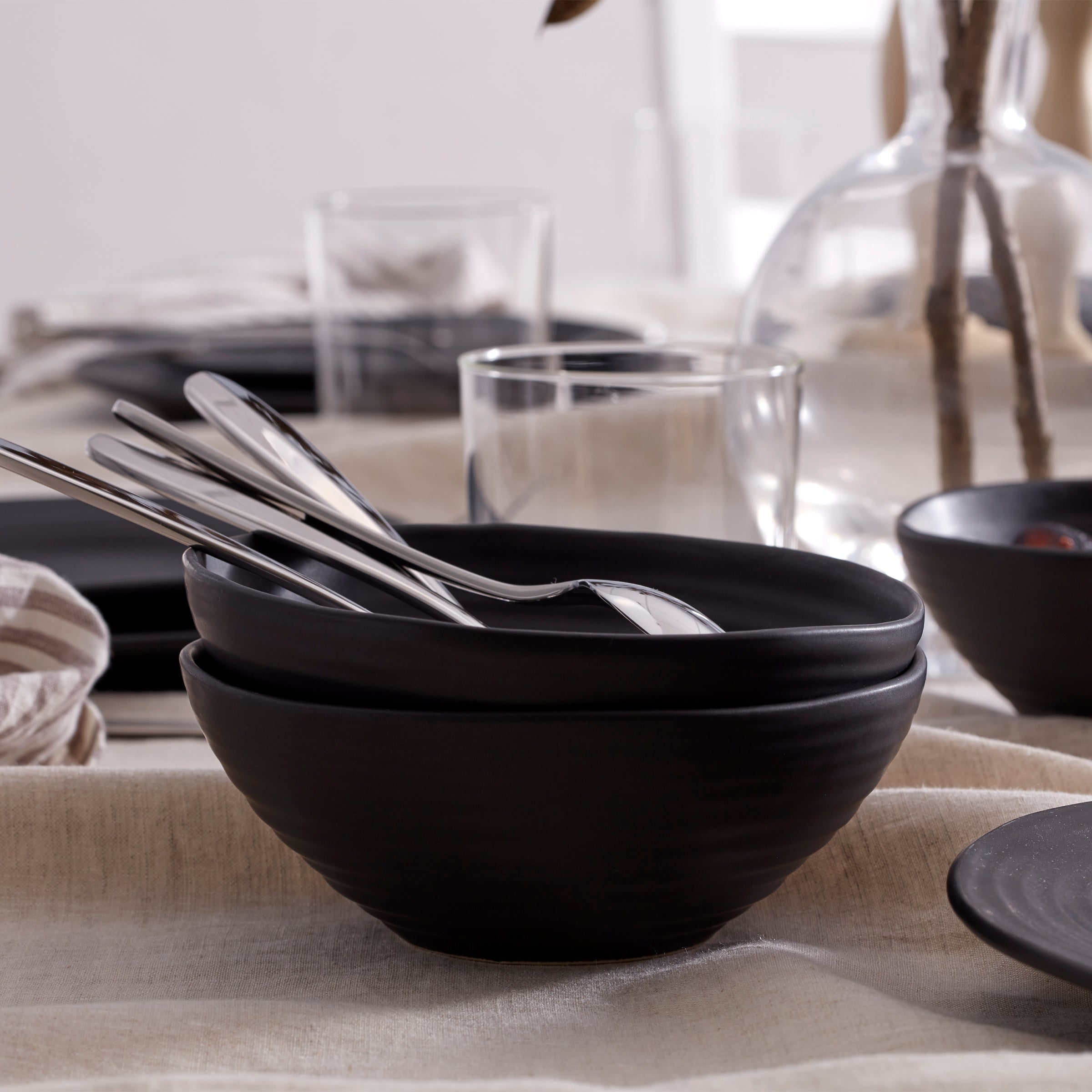 Premium Ridge Black 12-Piece Dinnerware Set - Elegant Porcelain Plates, Bowls & Mugs - Perfect for Formal Dining, Dinner Parties & Everyday Use