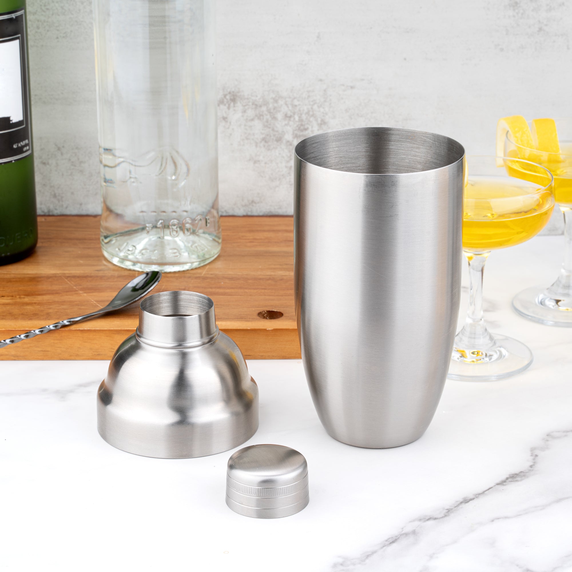 Premium 24 oz Stainless Steel Cobbler Cocktail Shaker with Brushed Finish - Bar Tools for Mixing Martinis, Margaritas & Whiskey Sours - Perfect for Home Bars & Professional Bartenders