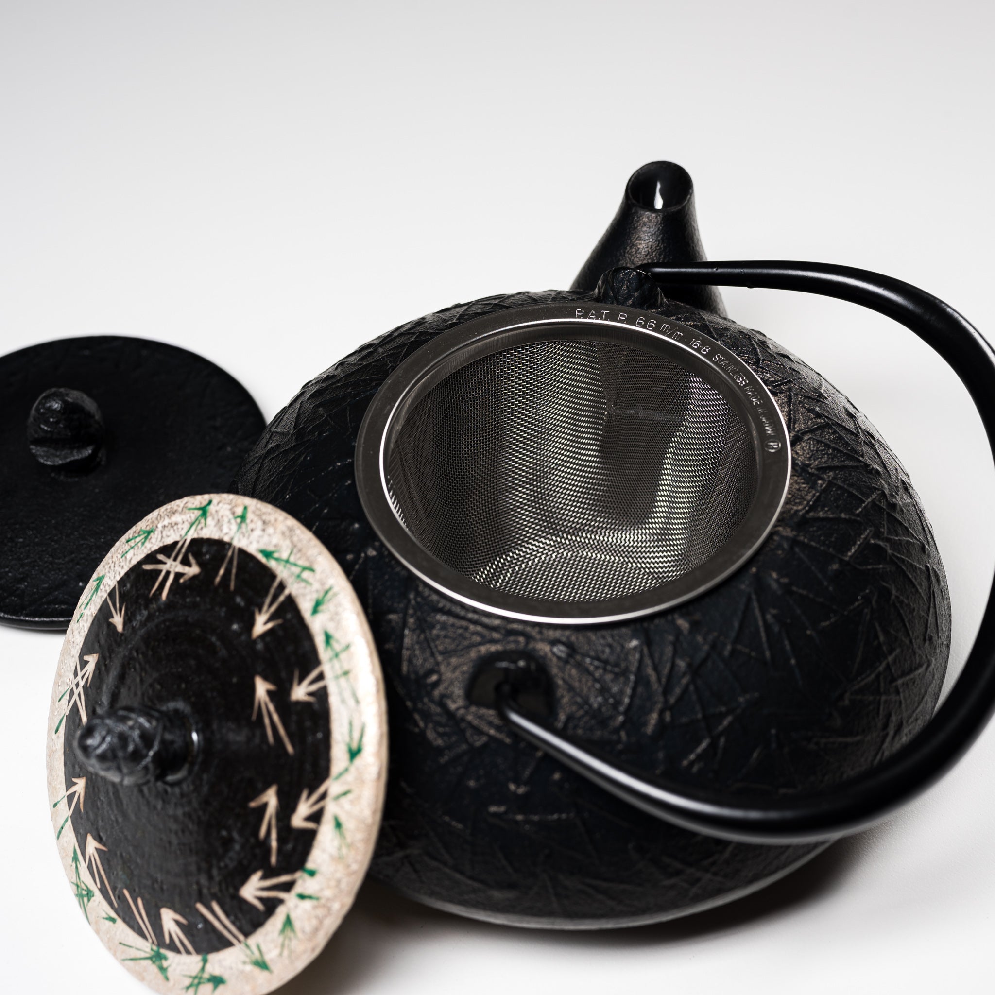 Premium Kyo Kiyomizu Ware Cast Iron Teapot - Authentic Japanese Silver Pine Design, 510ml / Nanbu Ironware - Perfect for Tea Ceremonies & Home Brewing