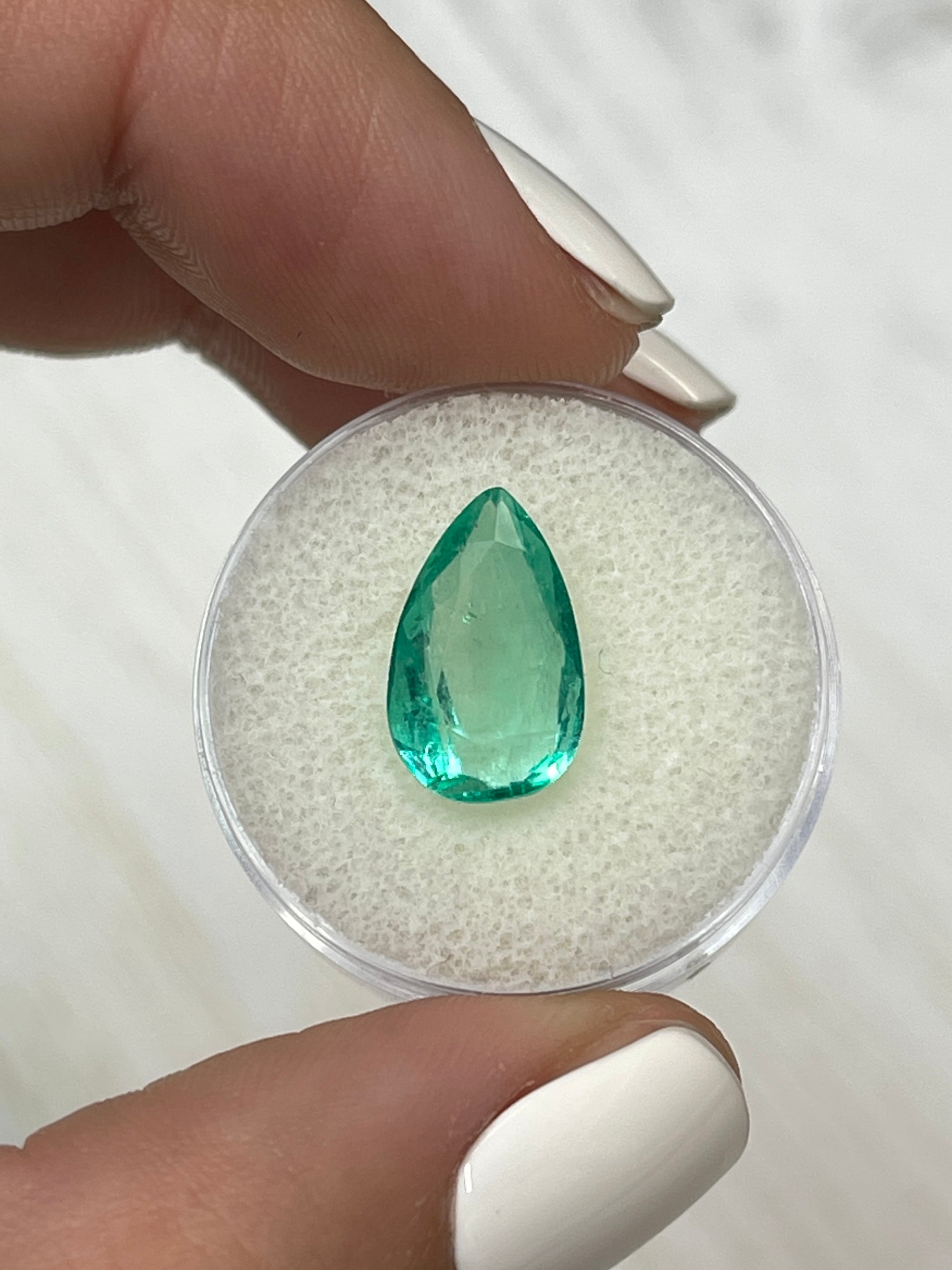 4.0 Carat Natural Colombian Emerald Pear Cut Loose Gemstone - Crystal Clean Green for Jewelry Making, Engagement Rings & Luxury Gifts