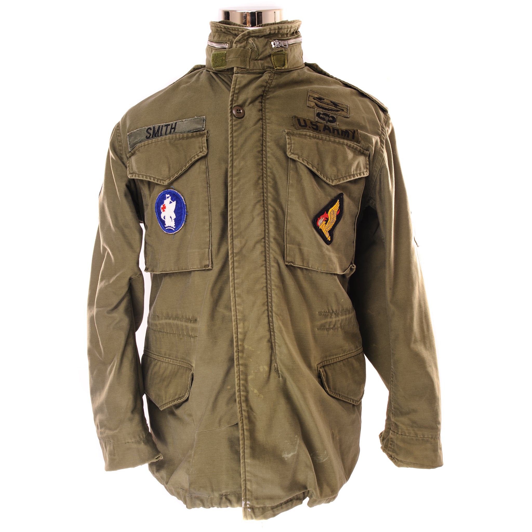 Vintage US Army M-1965 M65 Field Jacket - Vietnam War Era Military Jacket - Small Size with Patches - Perfect for Outdoor Adventures, Historical Reenactments & Collector's Display