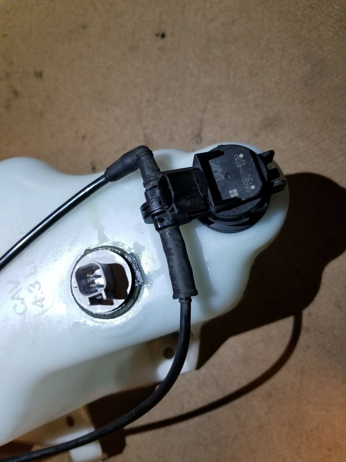 05-07 Dodge Magnum Windshield Washer Fluid Reservoir Tank 04805737AA OEM Replacement Part - Perfect for Car Maintenance & Road Trips