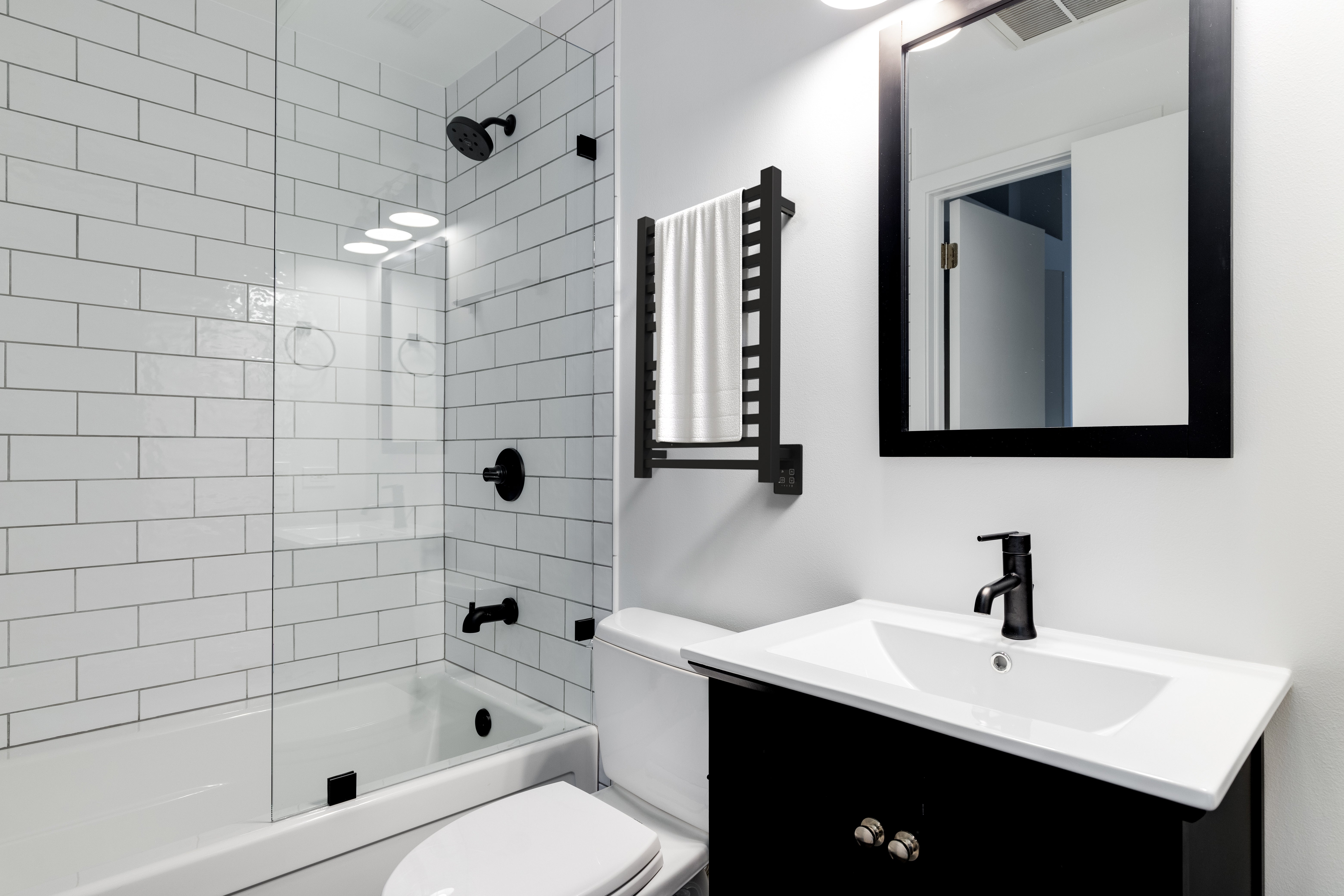 Amba Quadro Q2132 Hardwired Towel Warmer - 21.25