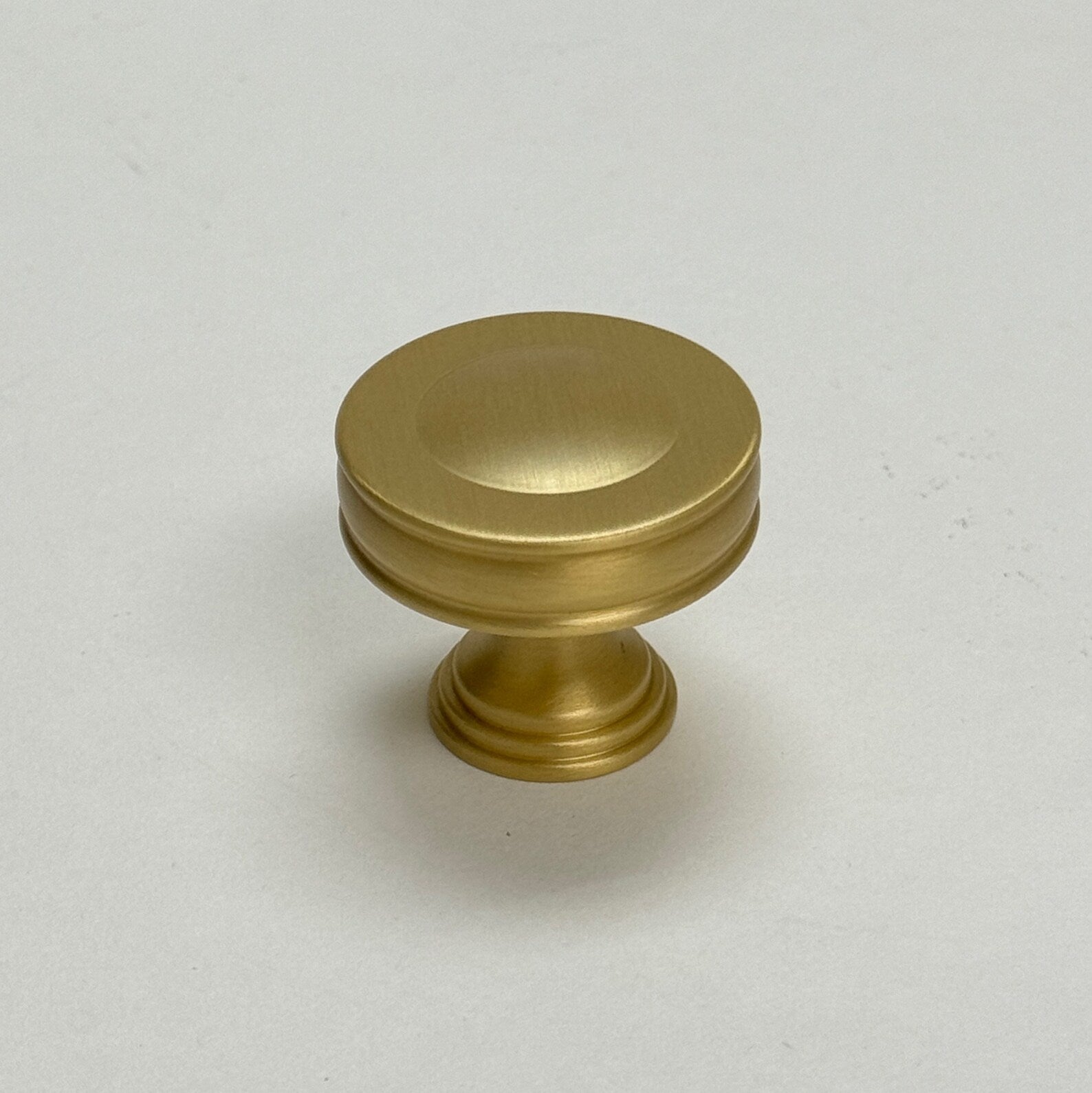 Elegant Satin Brass Elliott Drawer Pulls & Cabinet Knobs - Vintage Style Hardware for Kitchen Cabinets, Dressers & Furniture (Set of 10) - Perfect for Home Renovation & DIY Projects