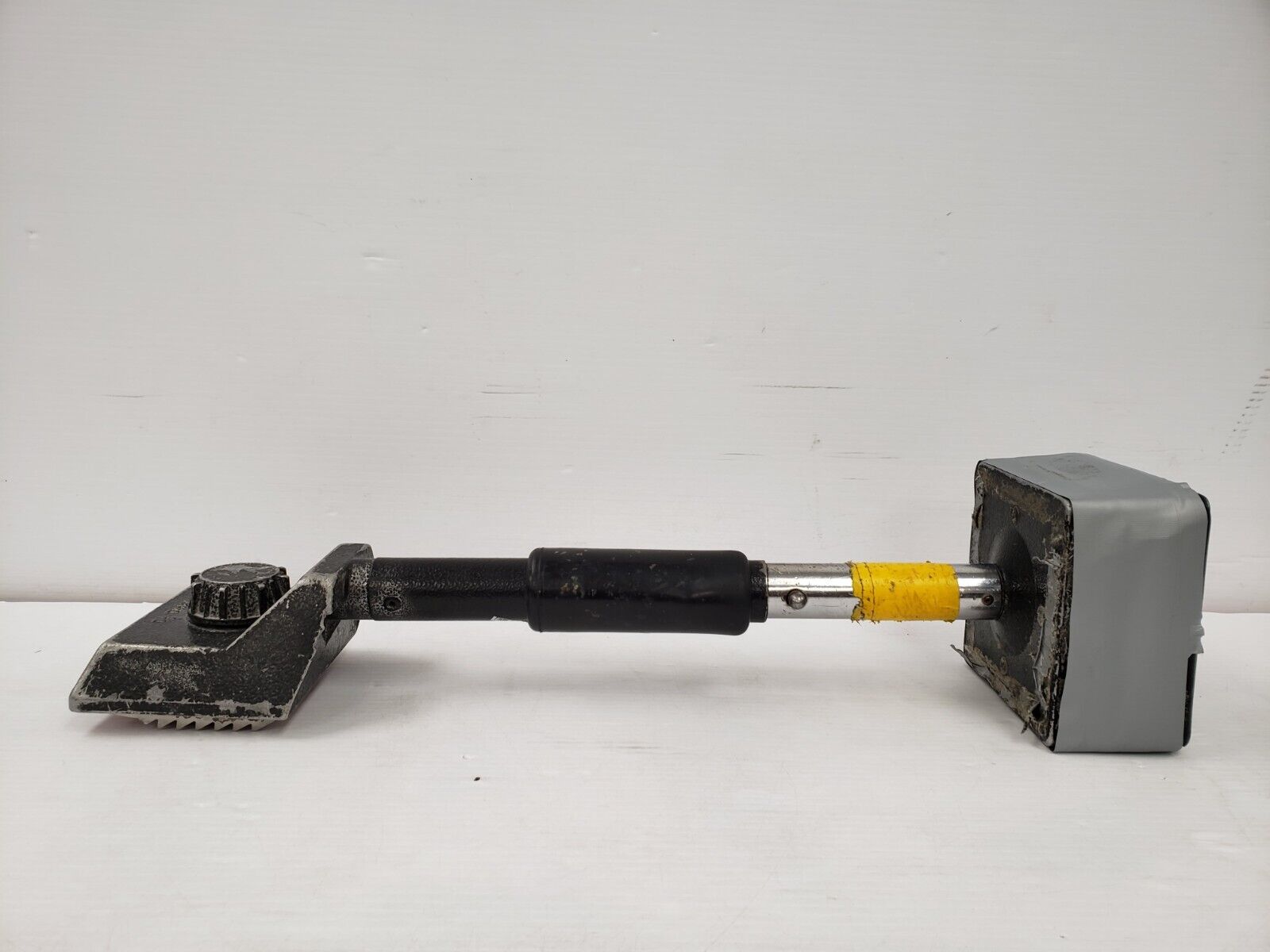 Taylor Carpet Kicker - Professional Carpet Stretching Tool for Home & Commercial Installation - Perfect for DIY Flooring Projects, Carpet Repair and Renovations