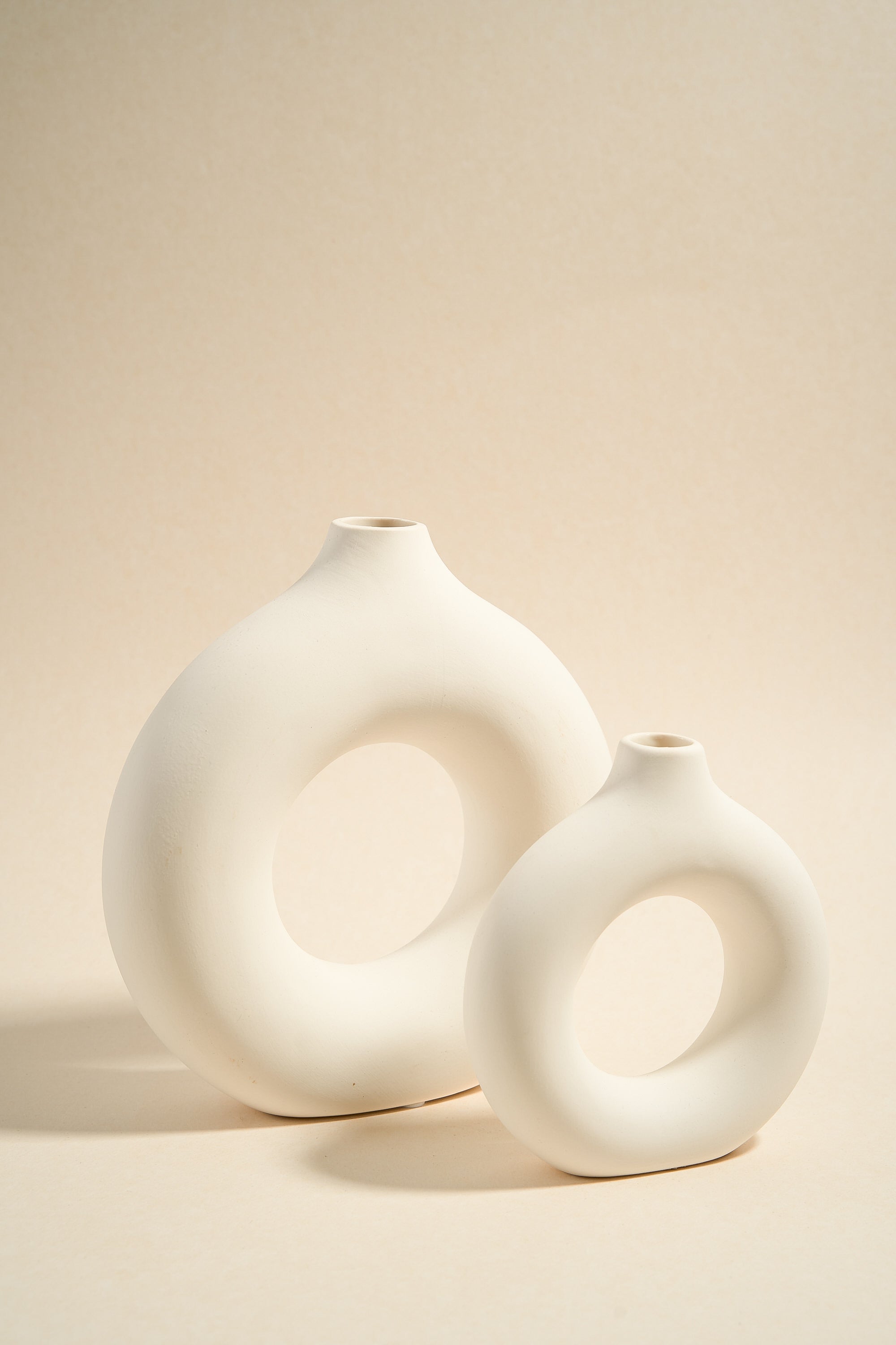 Large White Donut-Shaped Candle Holder - Elegant Home Decor for Dining Tables, Wedding Centerpieces & Cozy Living Room Ambiance