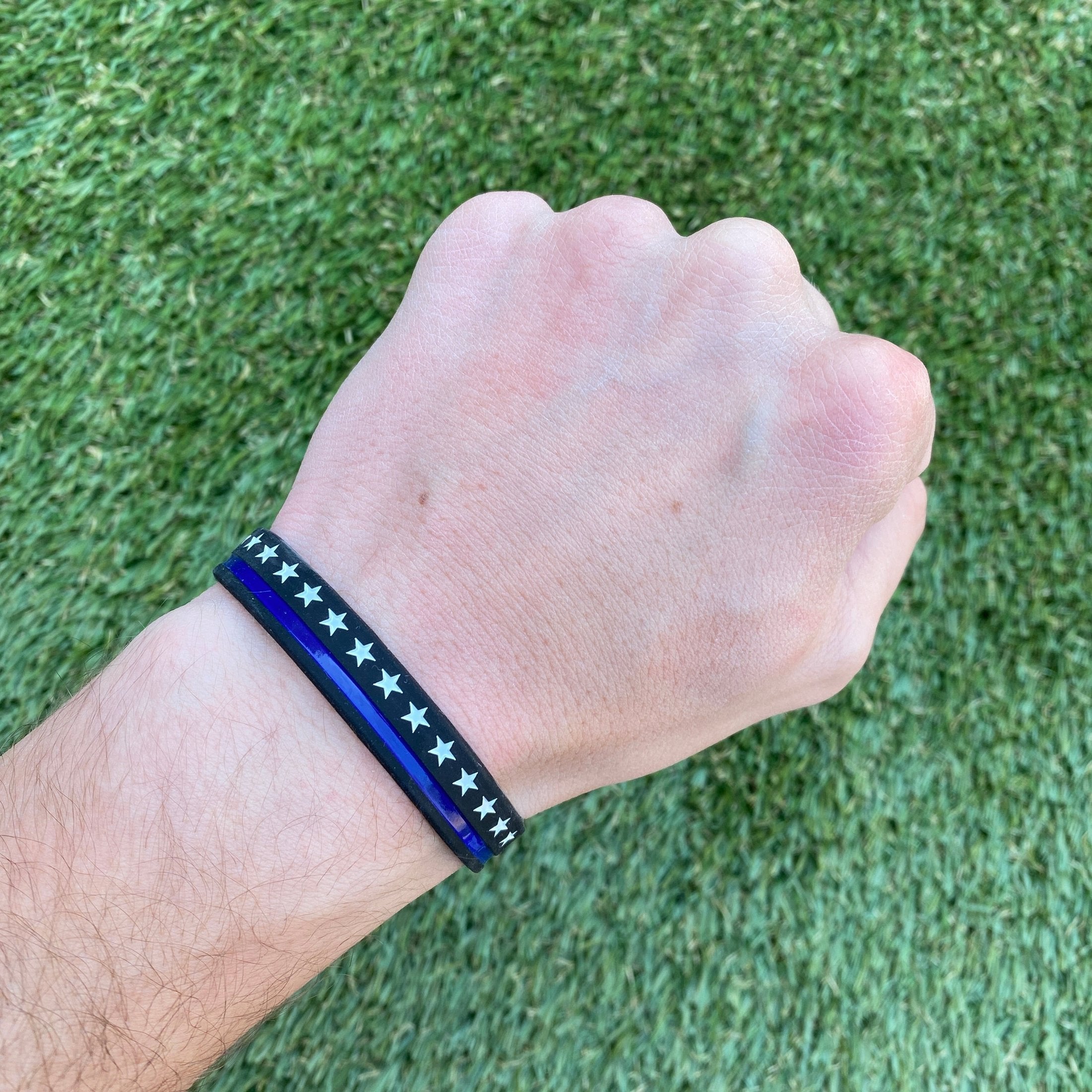 Thin Blue Line Wristband - Support Police Bracelet - Adjustable Rubber Wristband for Men & Women - Show Your Support for Law Enforcement - Perfect for Everyday Wear, Workouts & Community Events