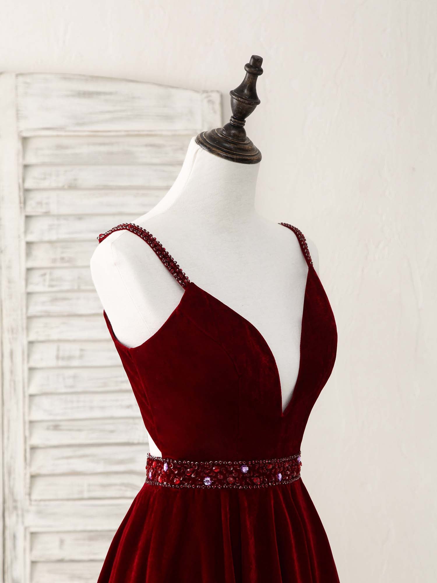 Elegant Burgundy V-Neck Velvet Short Prom Dress for Homecoming - Perfect for Parties, Dances & Special Occasions